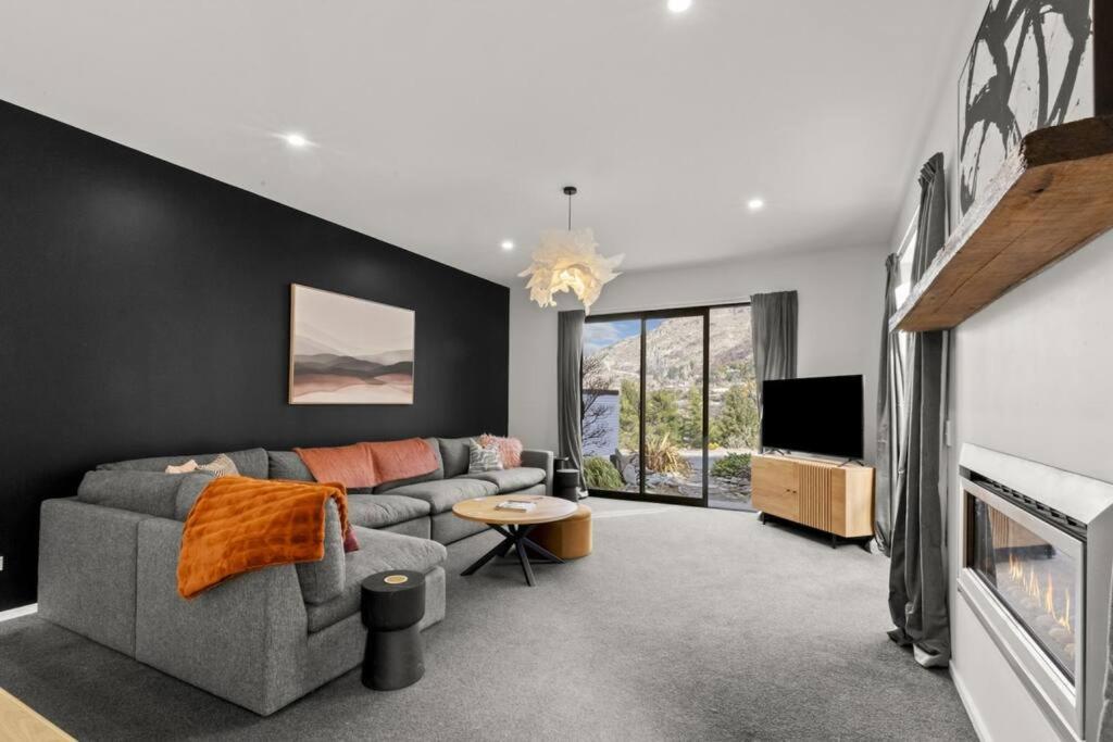 Three-Bedroom Apartment photo 1