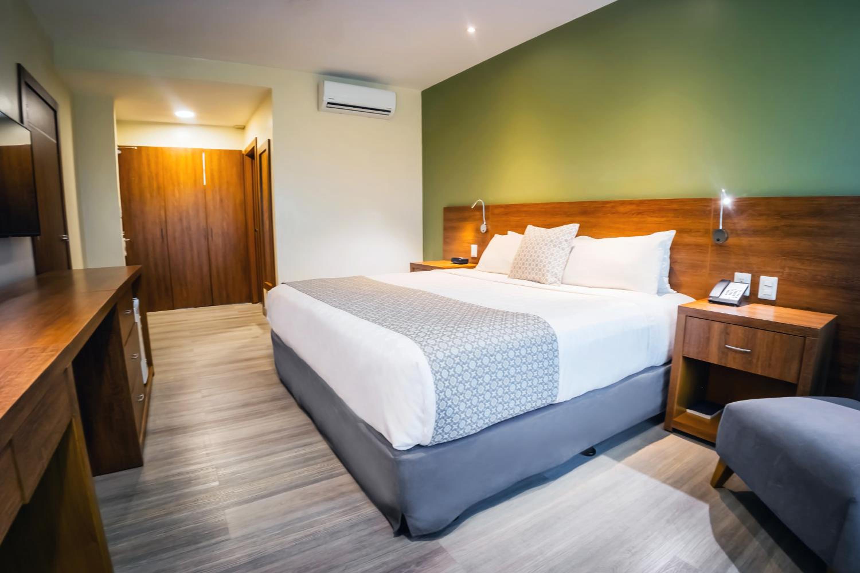 Standard King Room - Non-Smoking  - Photo 1