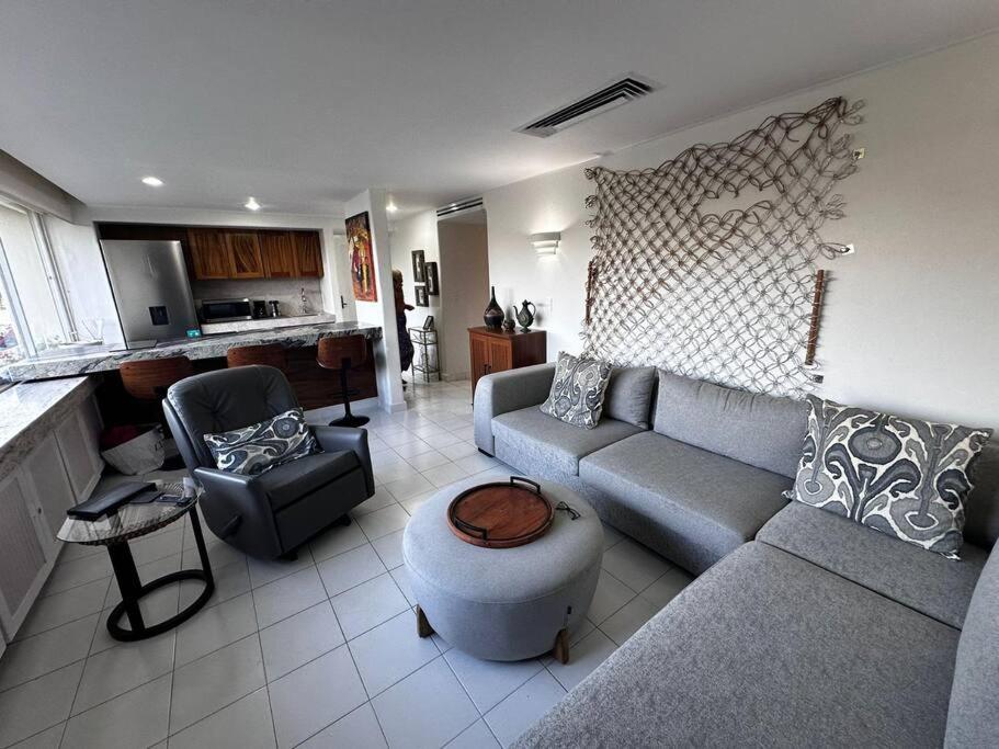 One-Bedroom Apartment with Balcony and Mountain View   photo 1