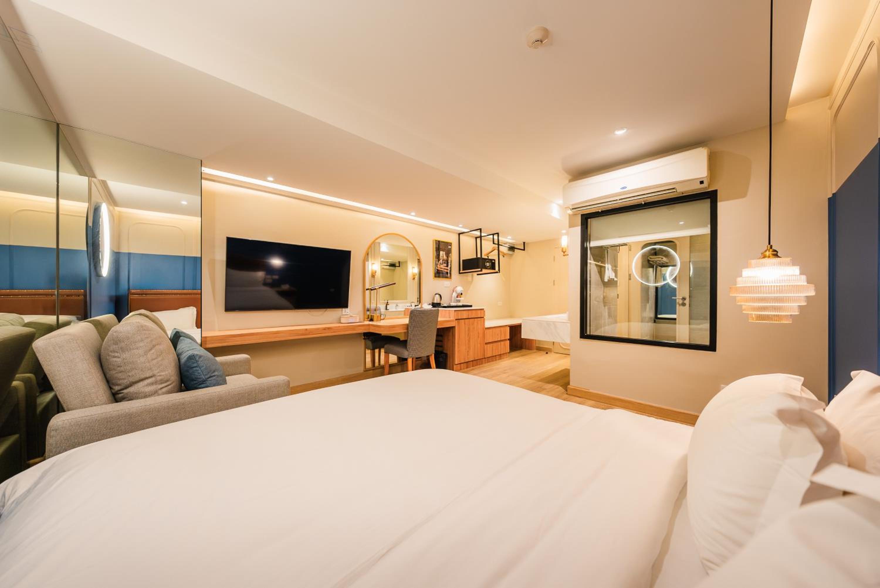 Deluxe Double or Twin Room (No Window) photo 2