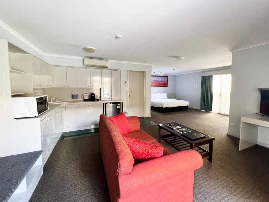 Studio Apartment with King Bed - Photo 9