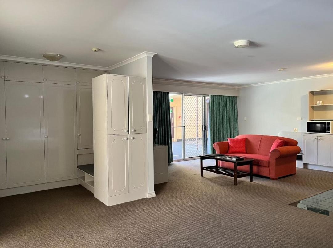 Studio Apartment with King Bed - Photo 8