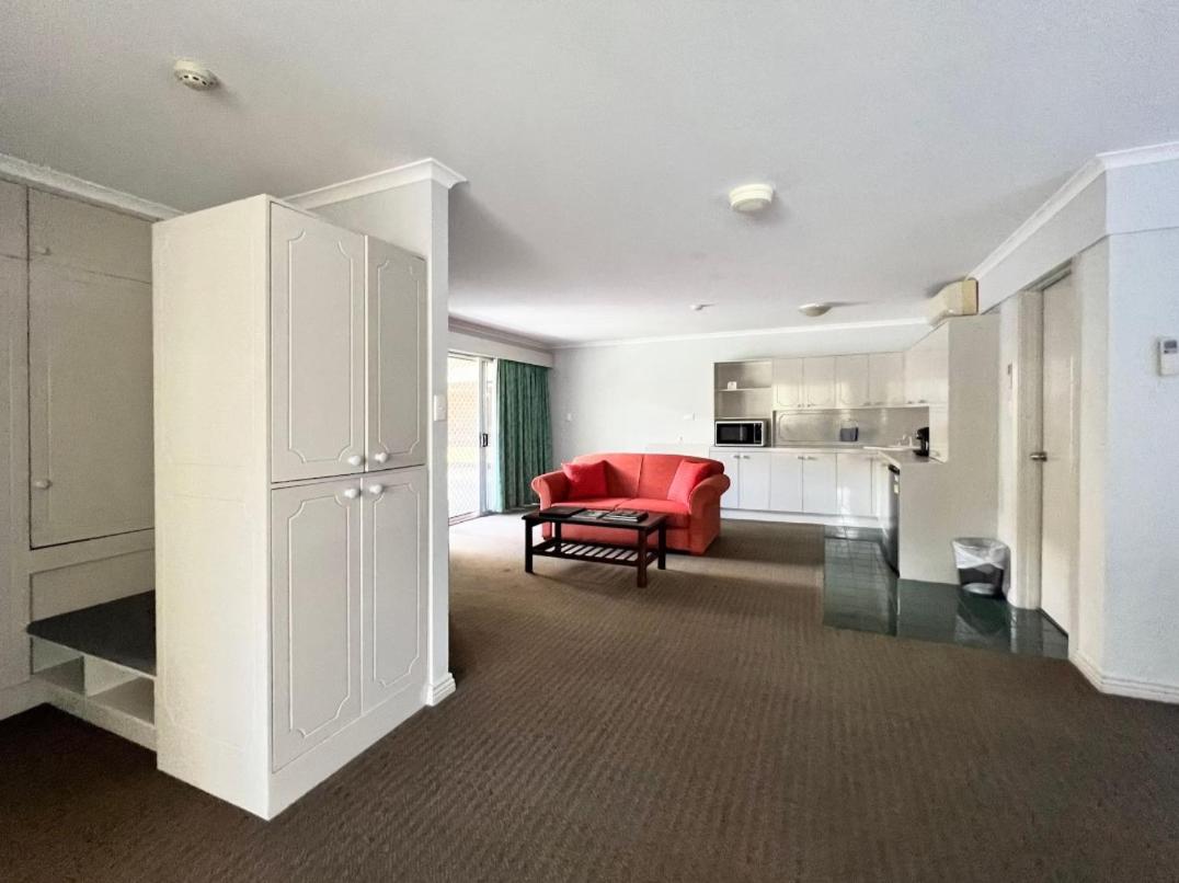 Studio Apartment with King Bed - Photo 2