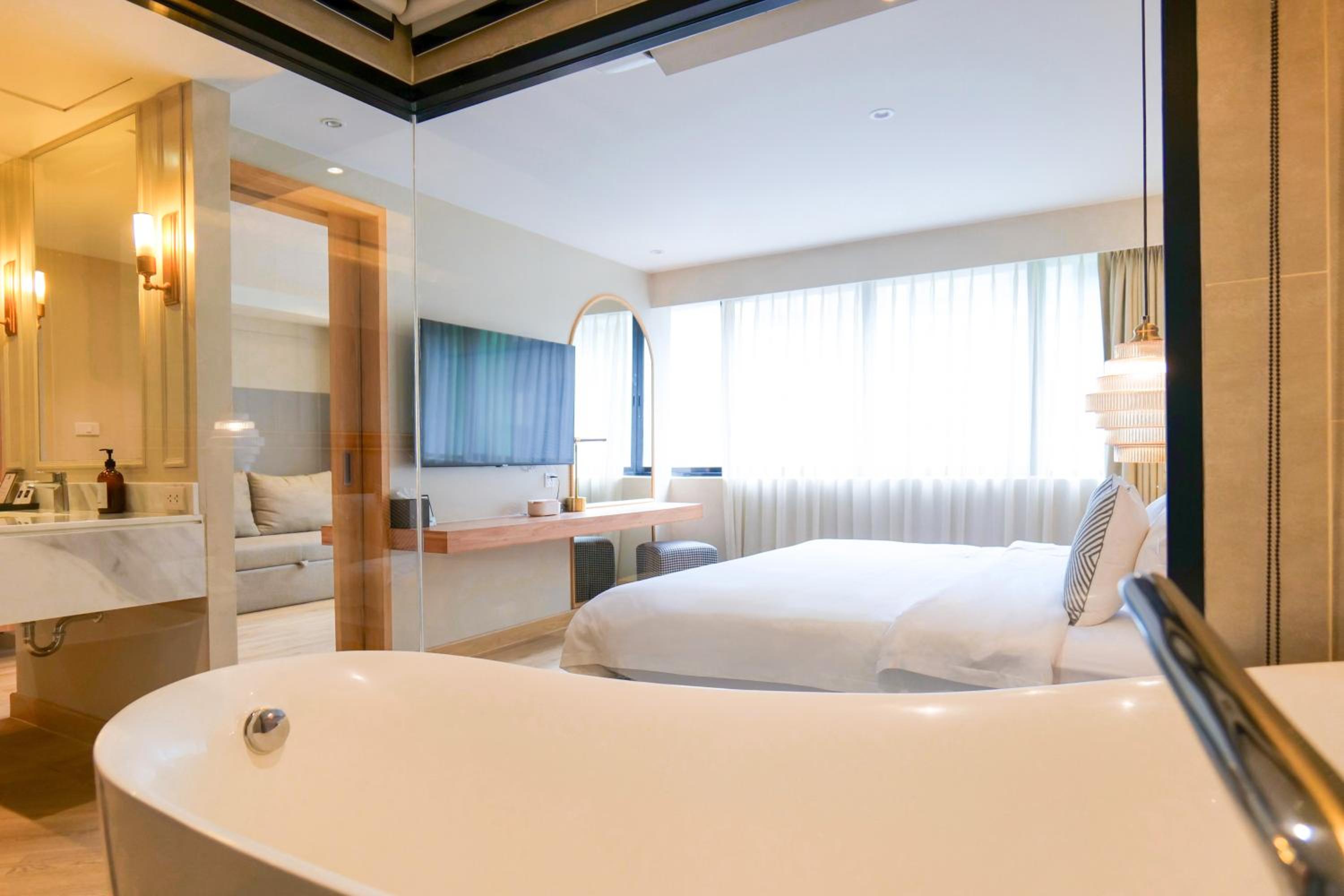 Suite - Early Bird photo 3