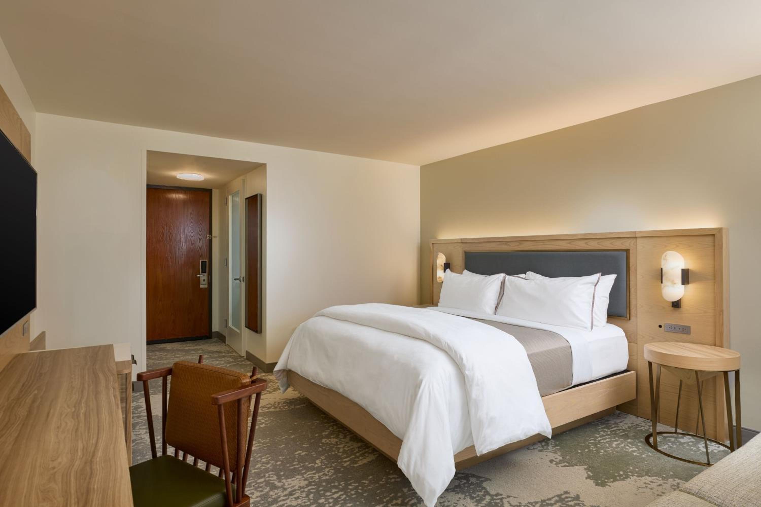Traditional, Guest room, 1 King thumbnail 6