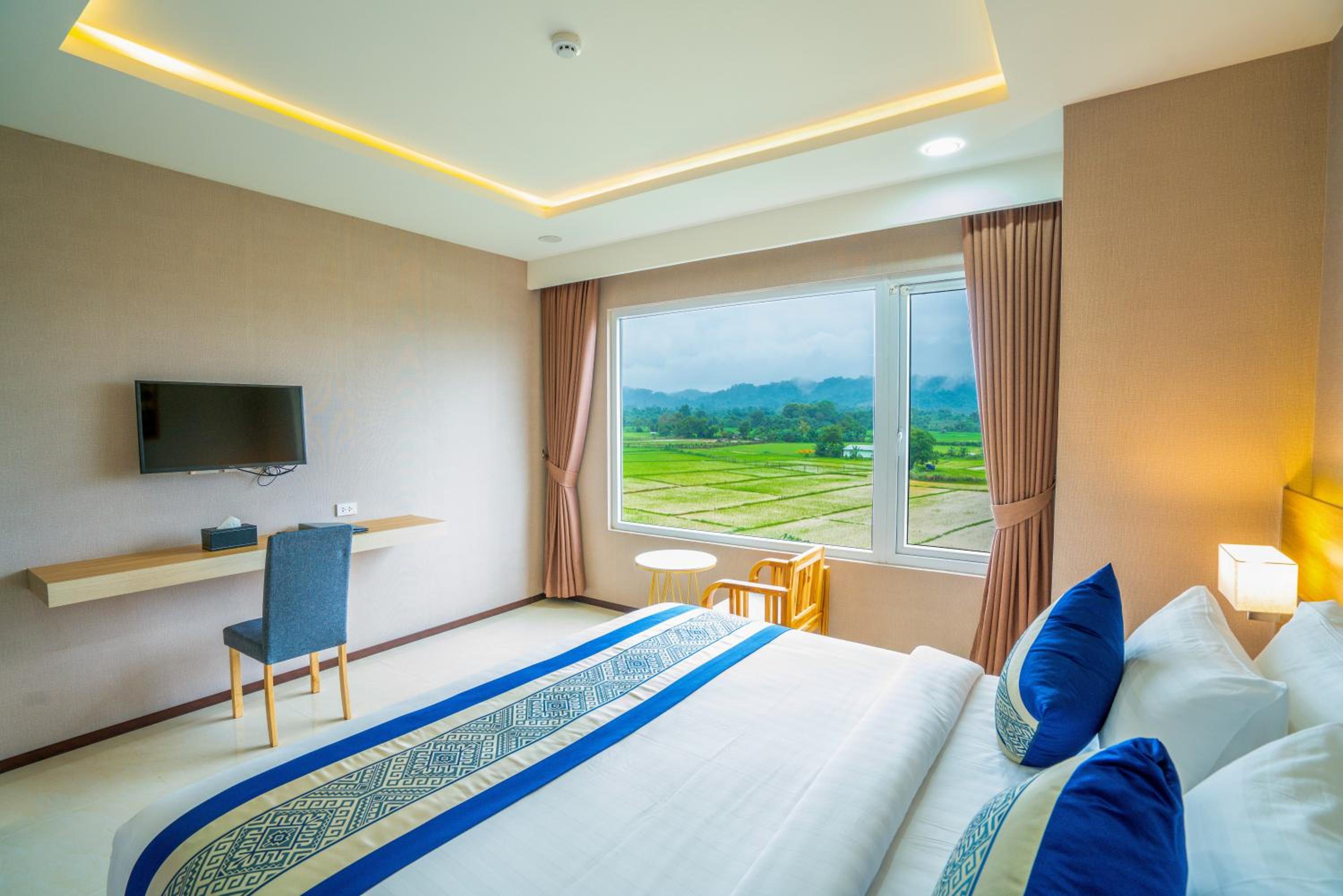 Deluxe King Room photo 2