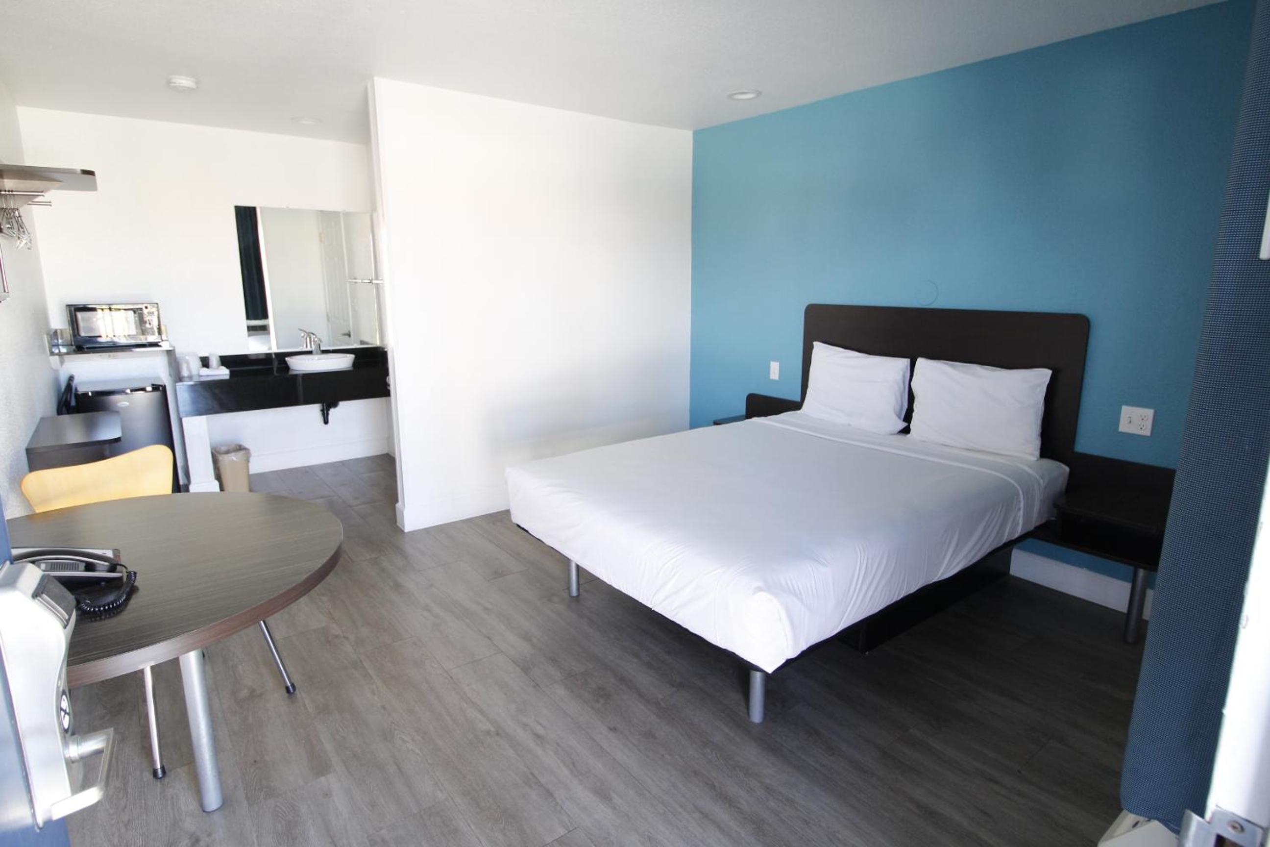 Deluxe Queen Room - Non-Smoking - Photo 2