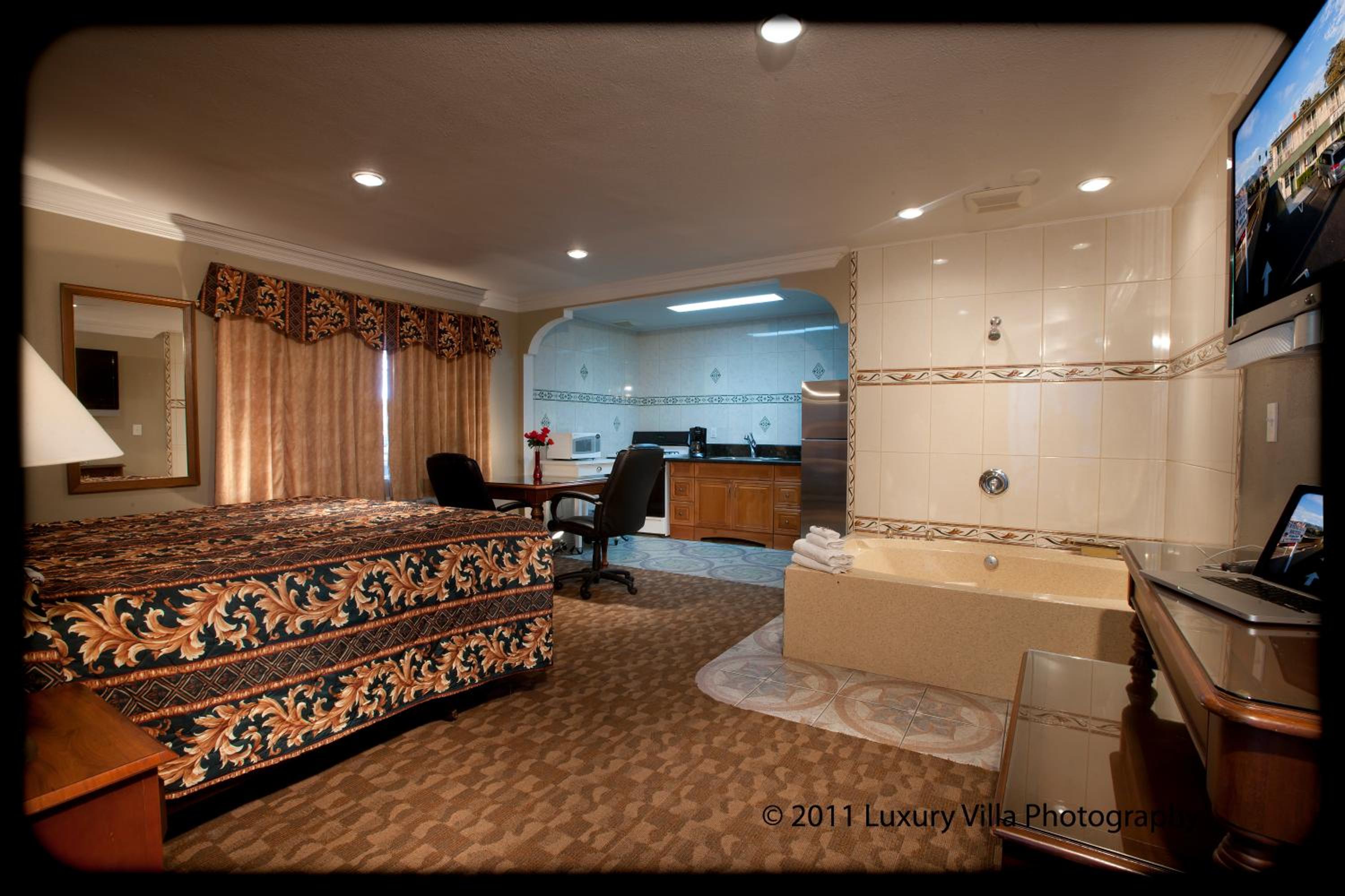 Suite with Spa Bath and Full Kitchen photo 1