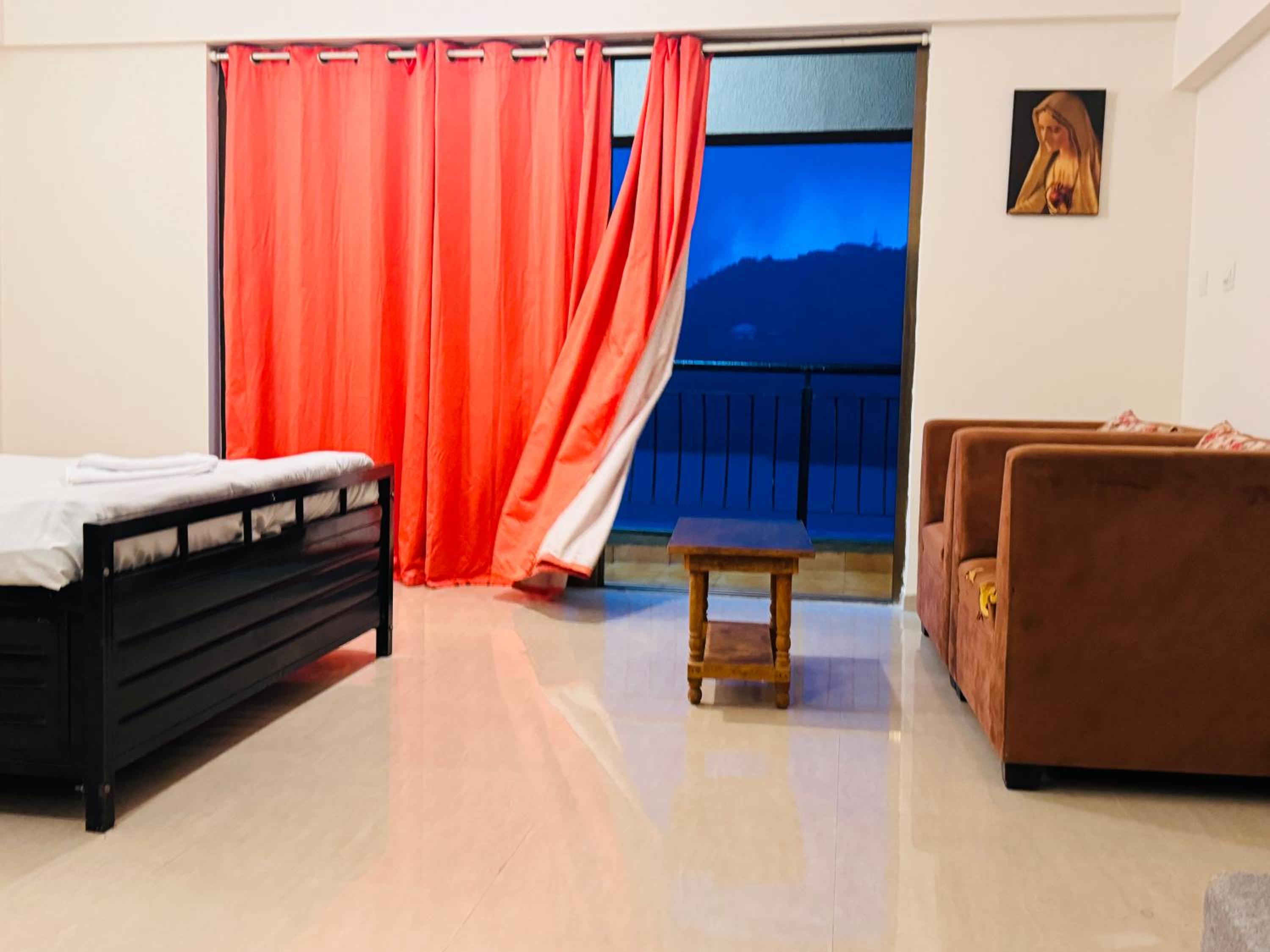 One-Bedroom Apartment photo 1