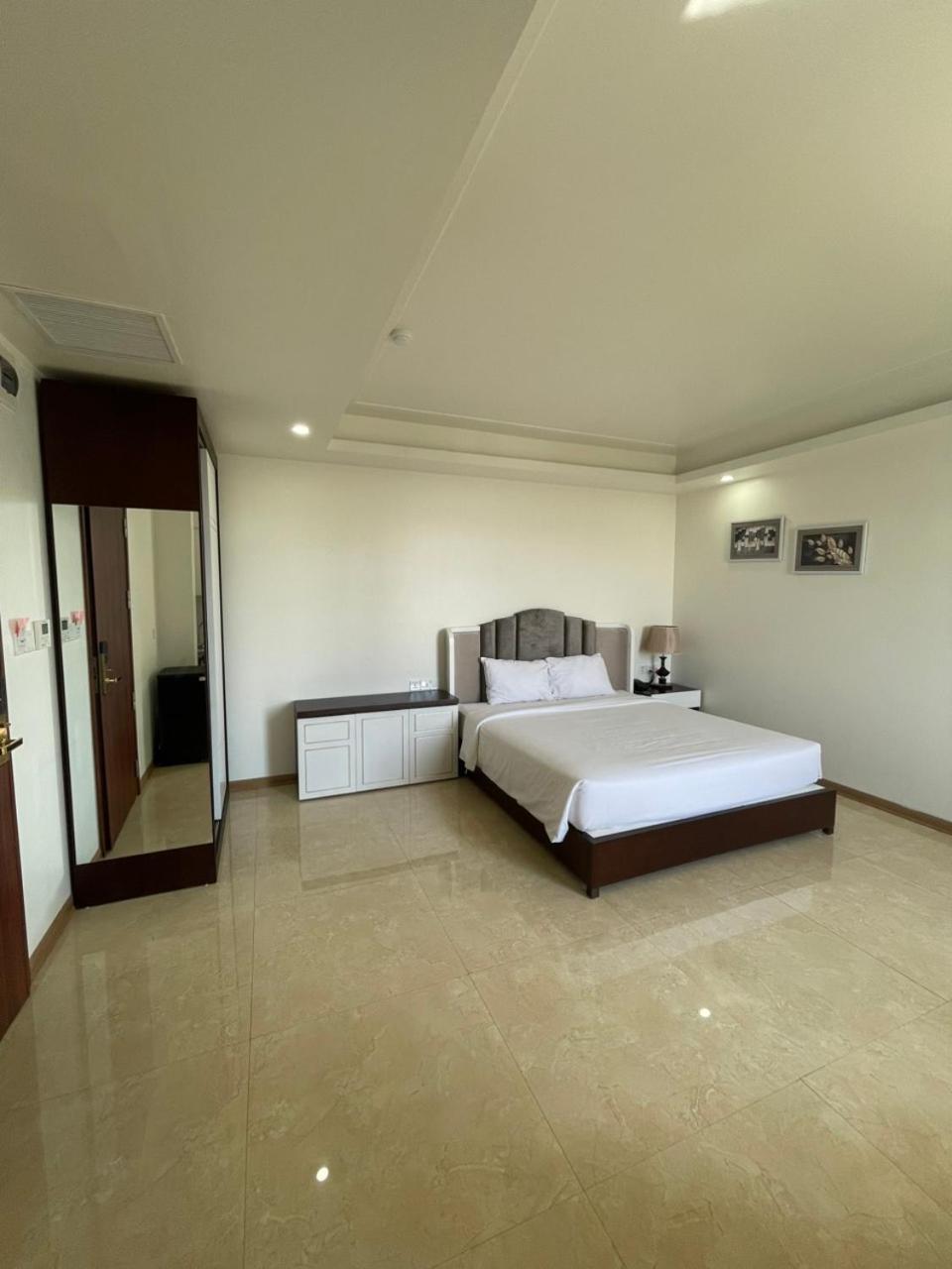 One-Bedroom Apartment - Photo 1