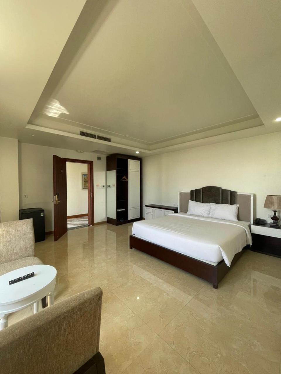One-Bedroom Apartment - Photo 2