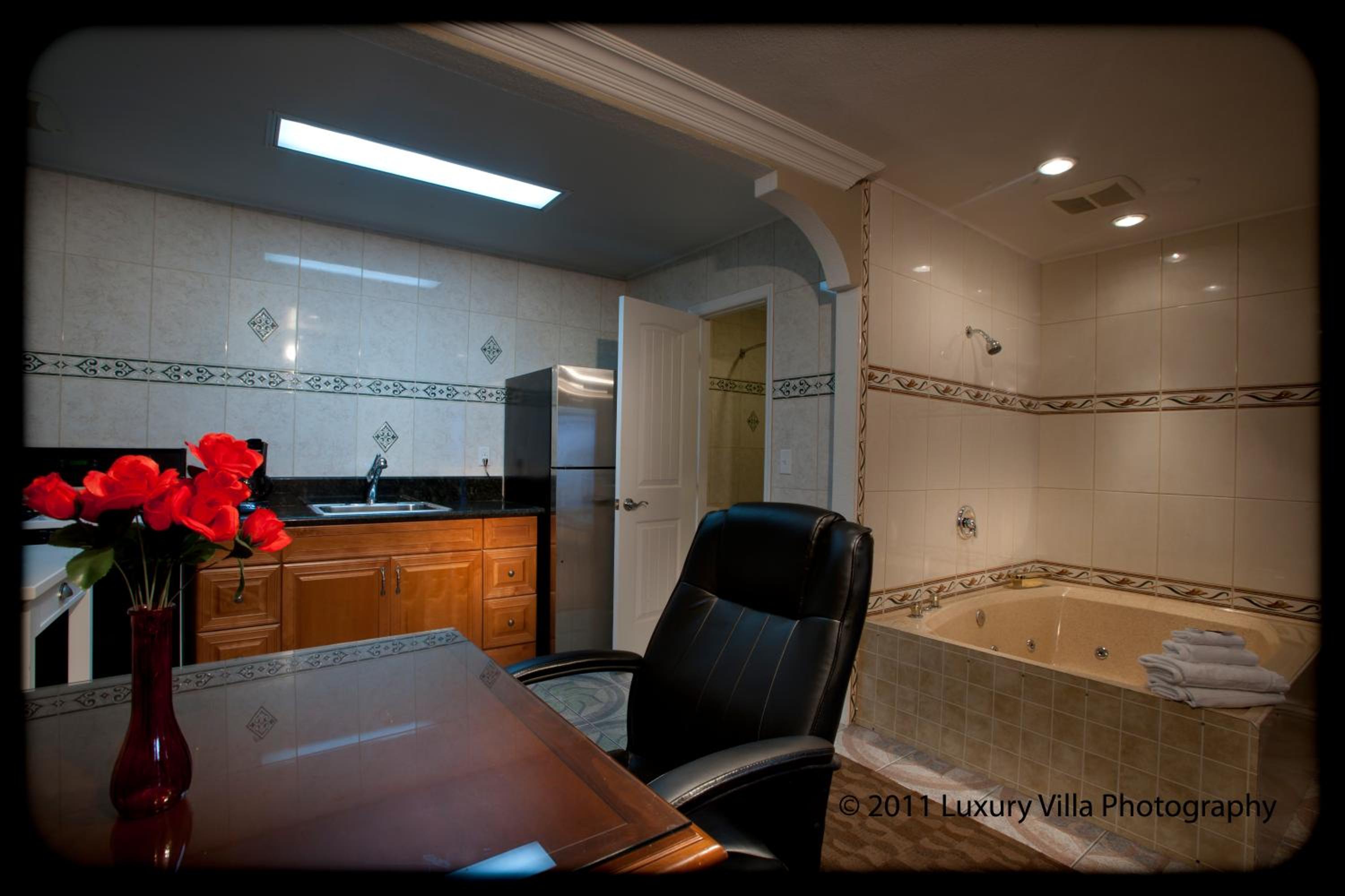 Suite with Spa Bath and Full Kitchen photo 3