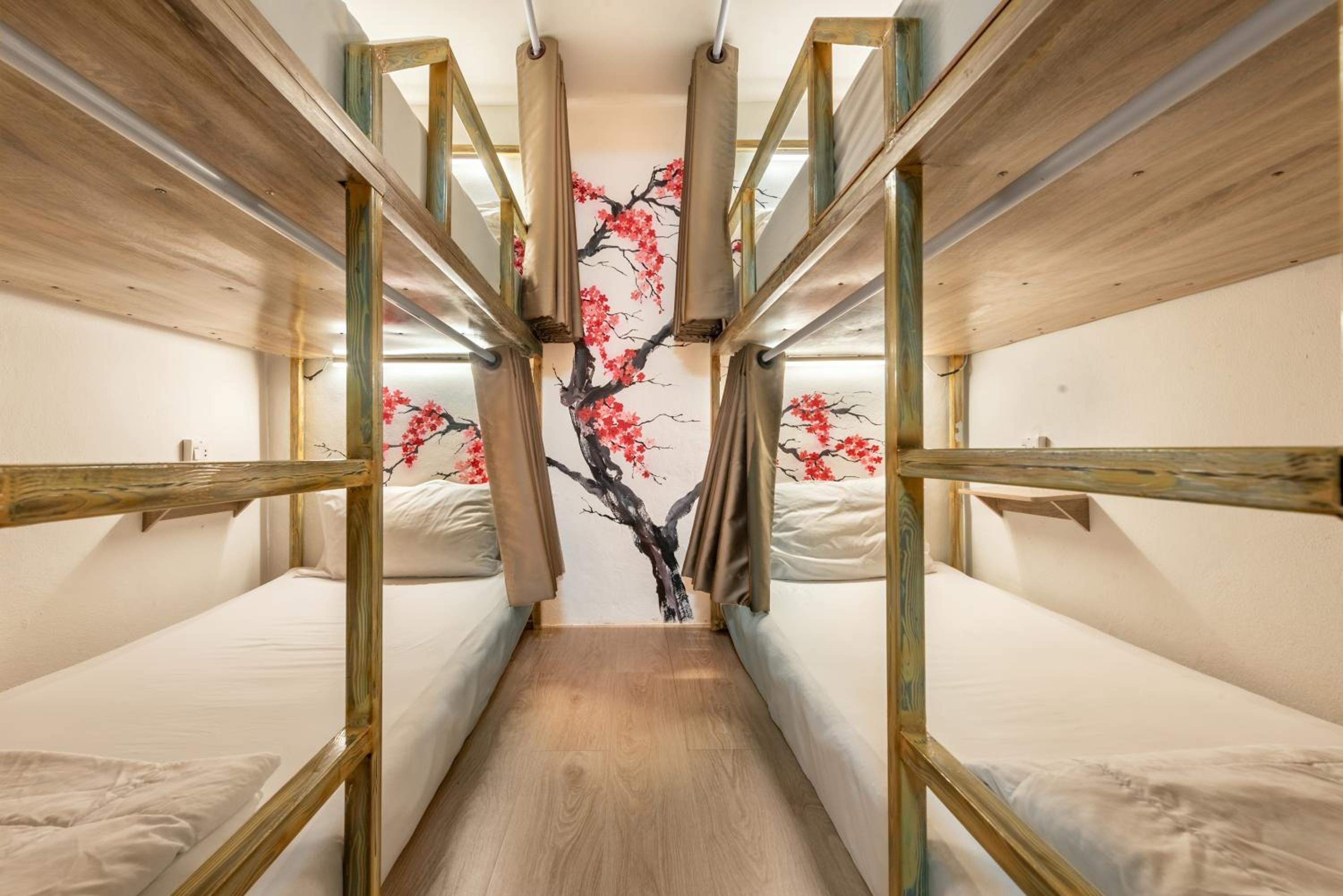 Quadruple Room with Private Bathroom - Photo 1