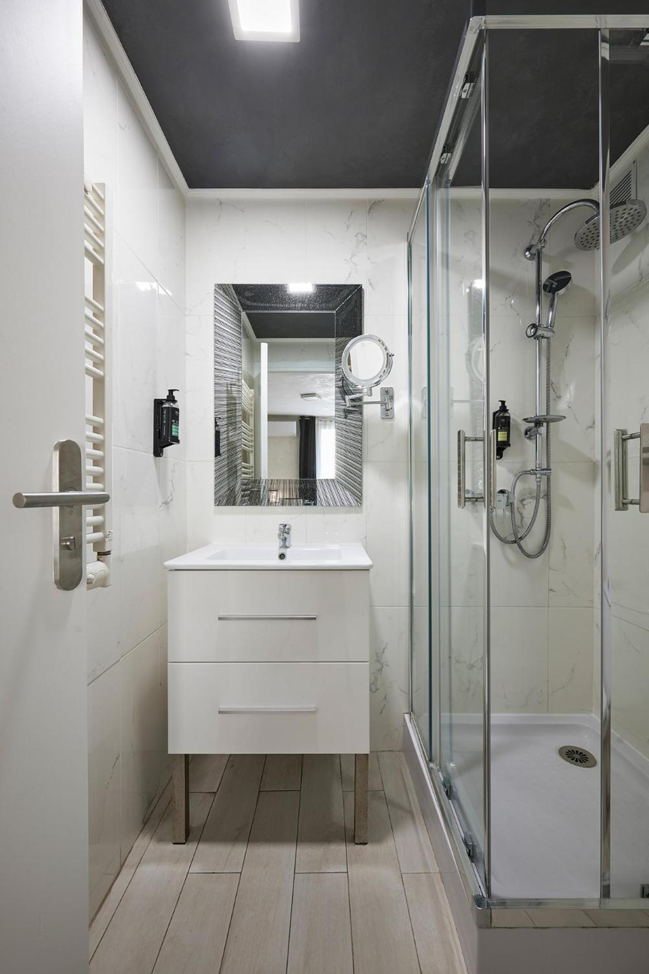 Double Room - Photo 5
