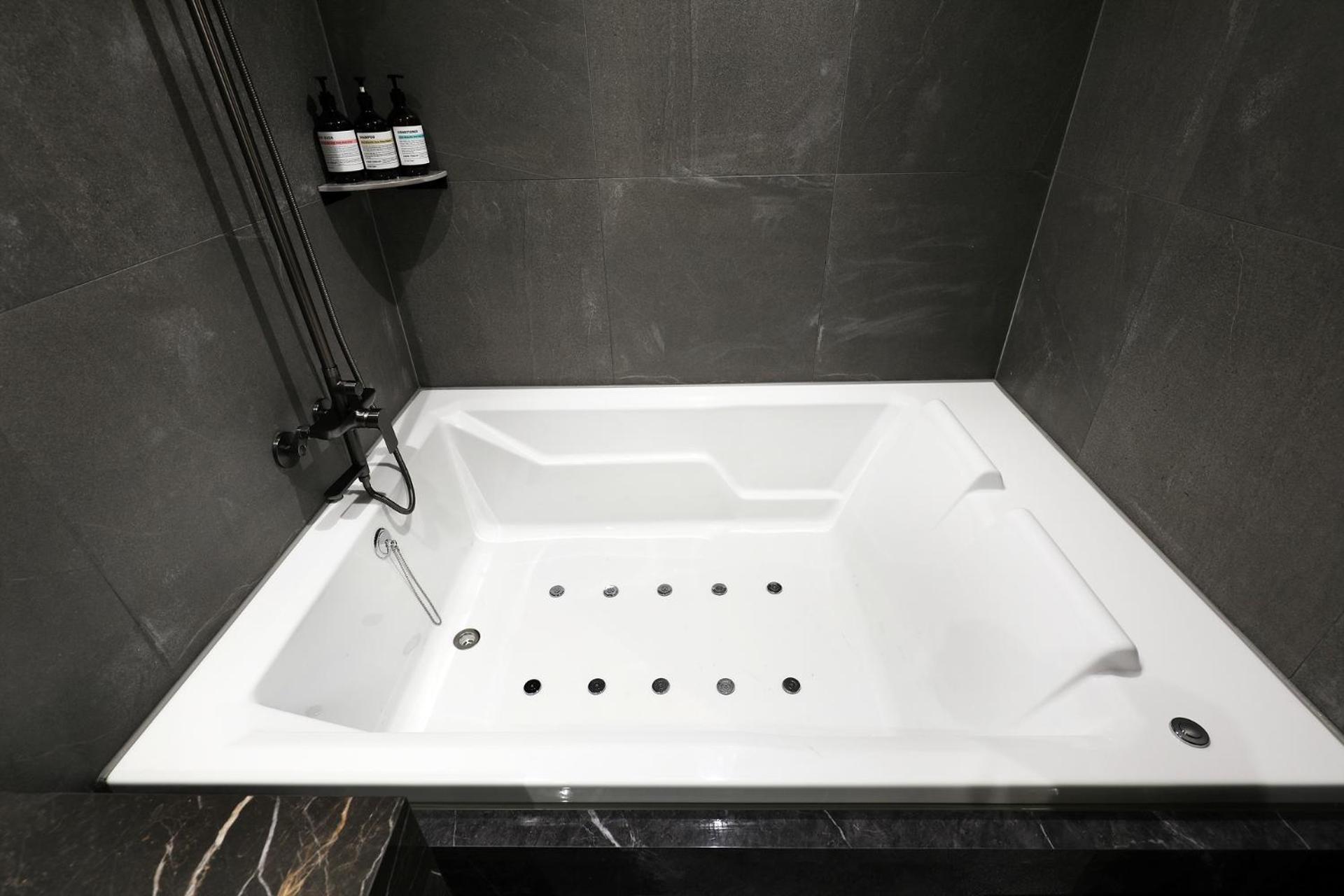 Suite - Photo 3