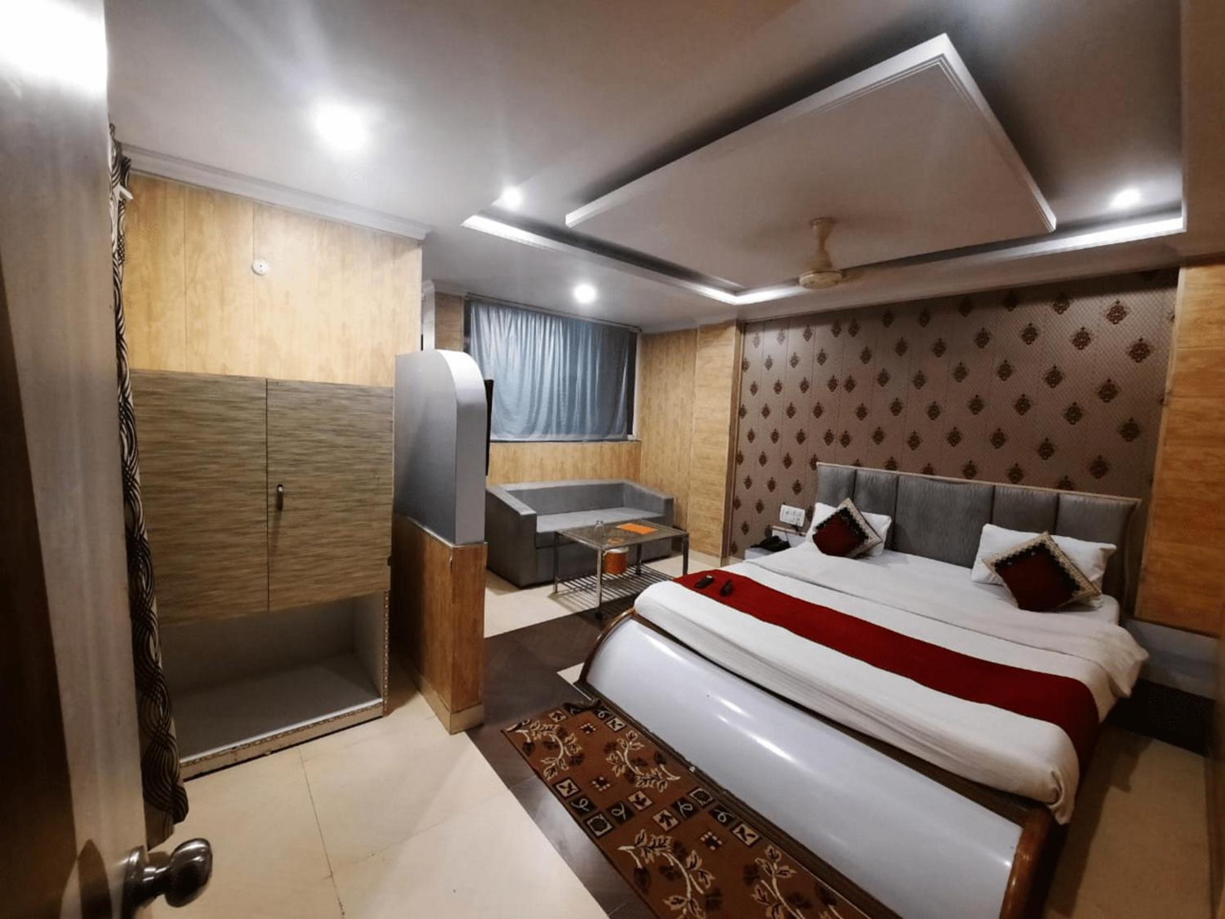 Deluxe Room (2 Adults + 1 Child)