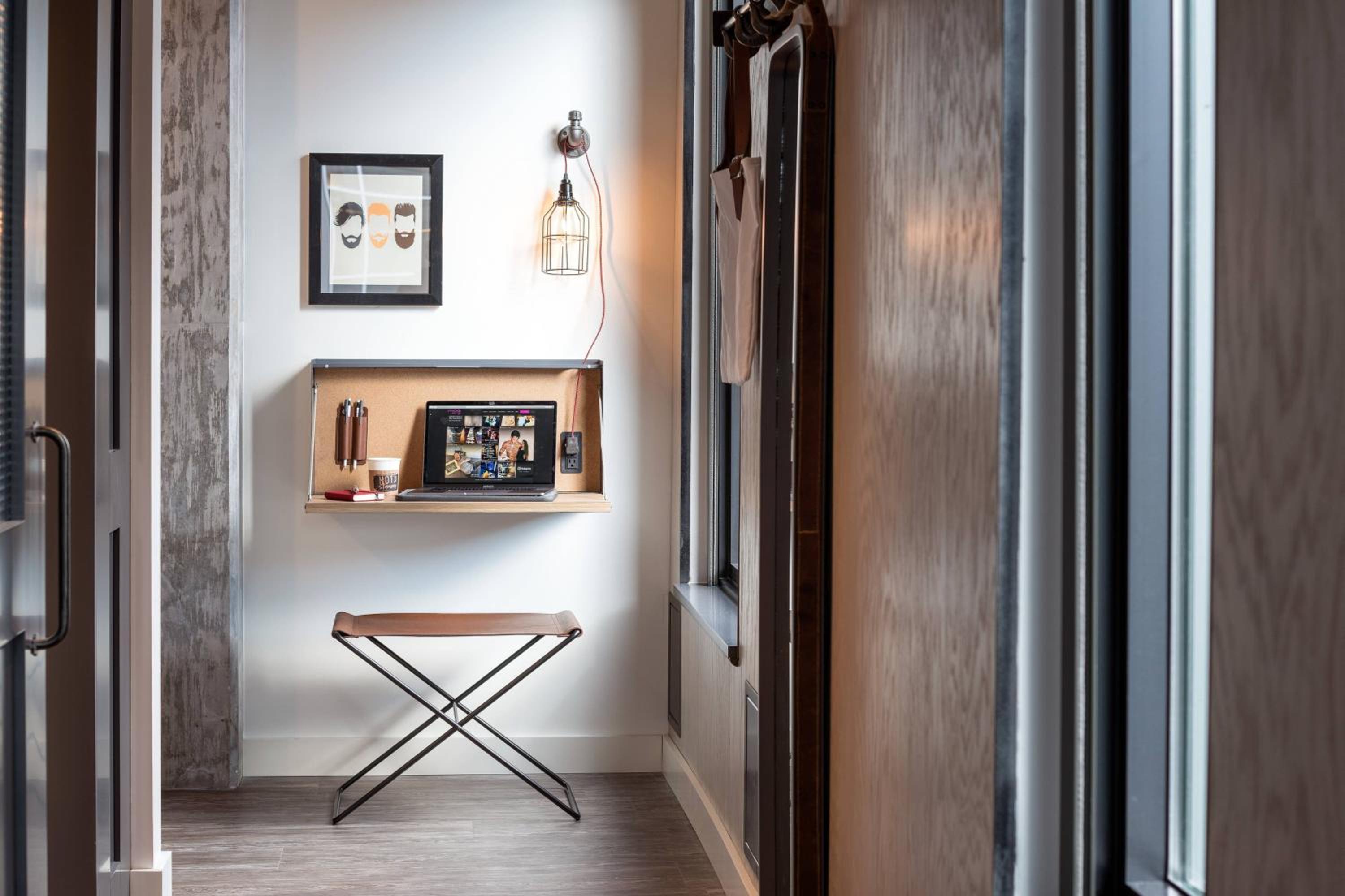 Deluxe Corner King Room - Hearing Accessible photo 2