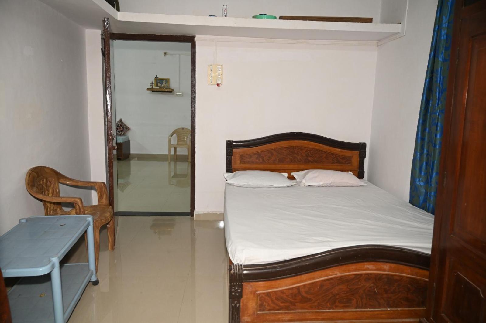 Budget Double Room photo 3