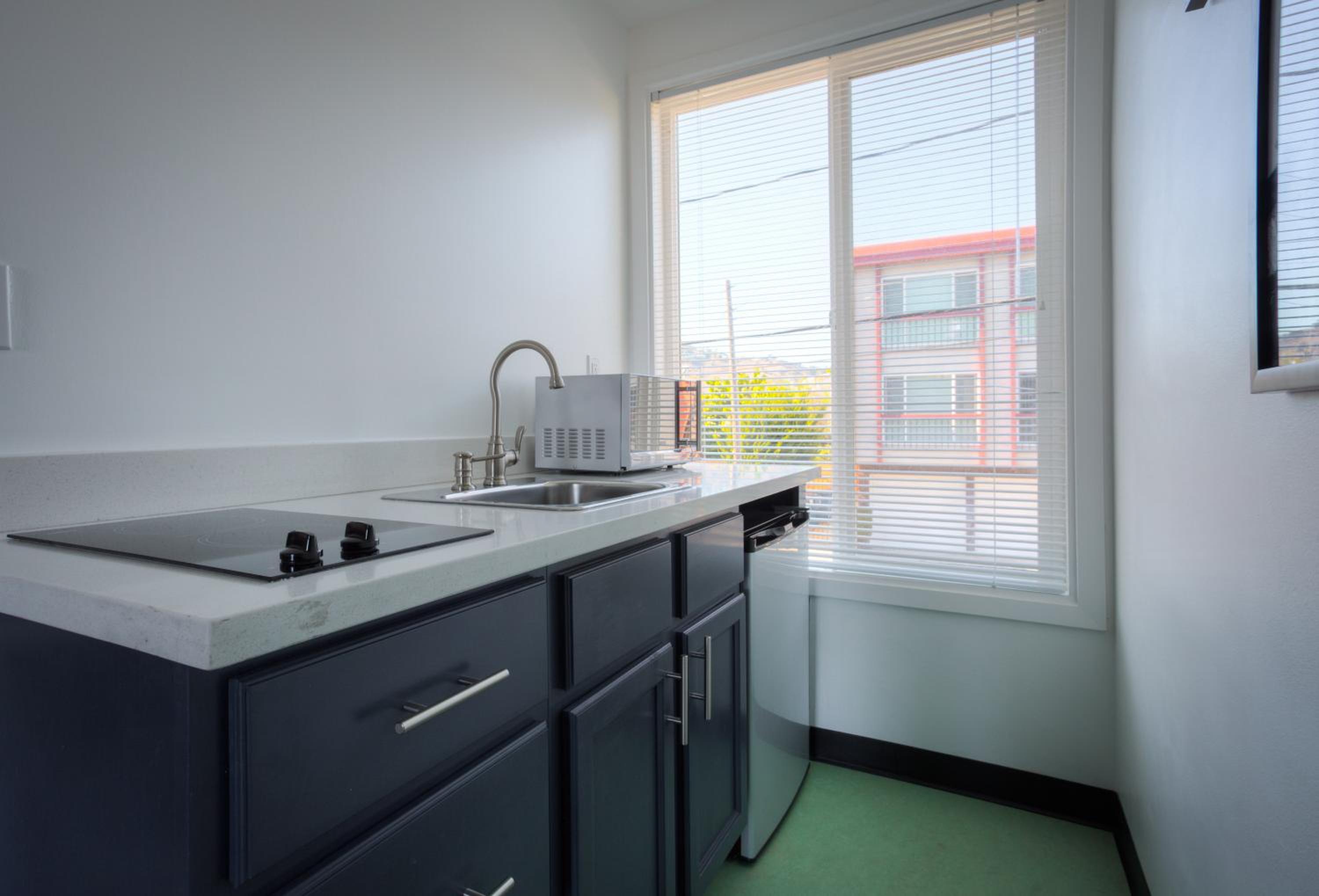 Standard Queen Room with Kitchenette photo 3
