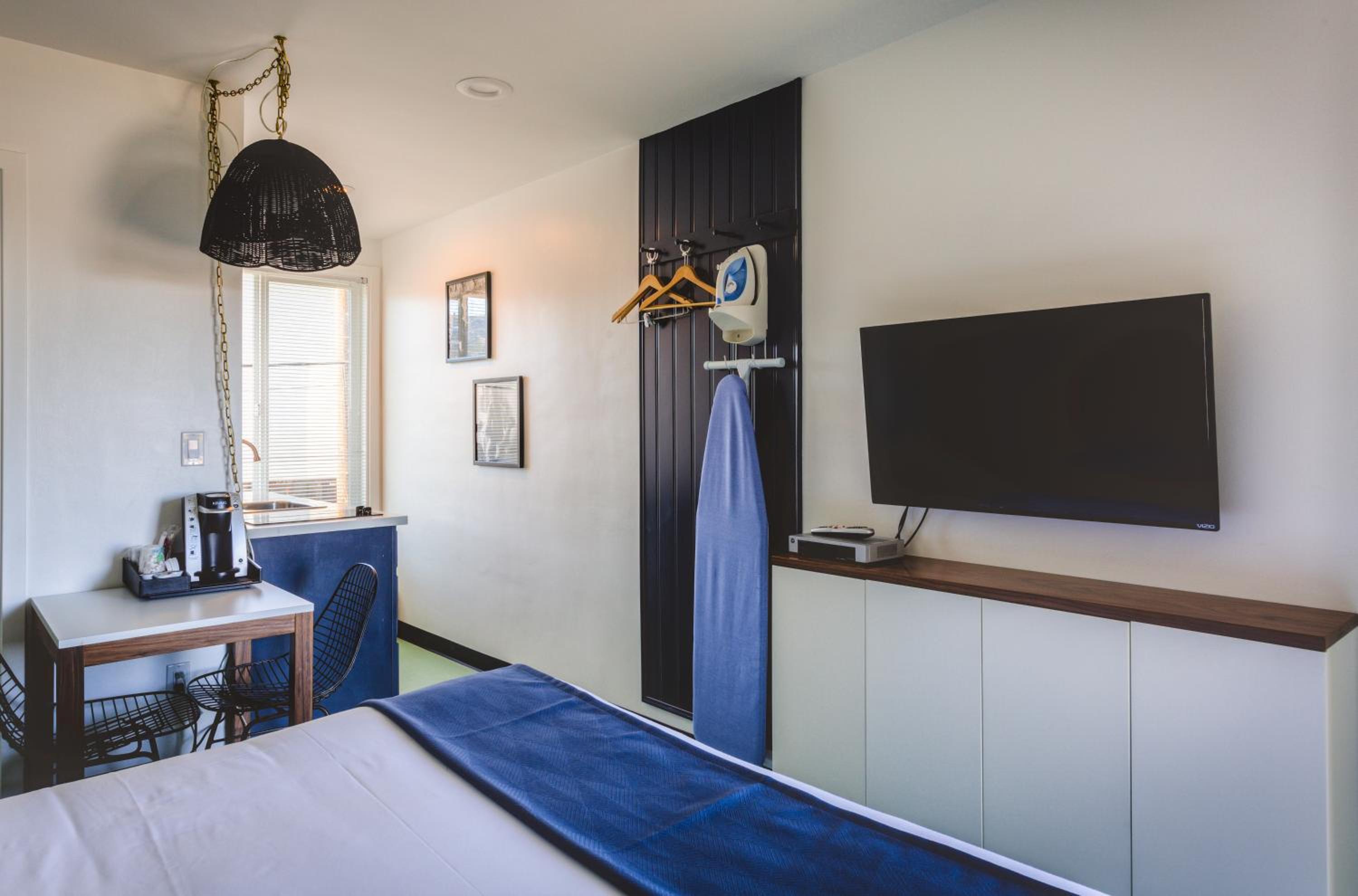 Standard Queen Room with Kitchenette photo 2