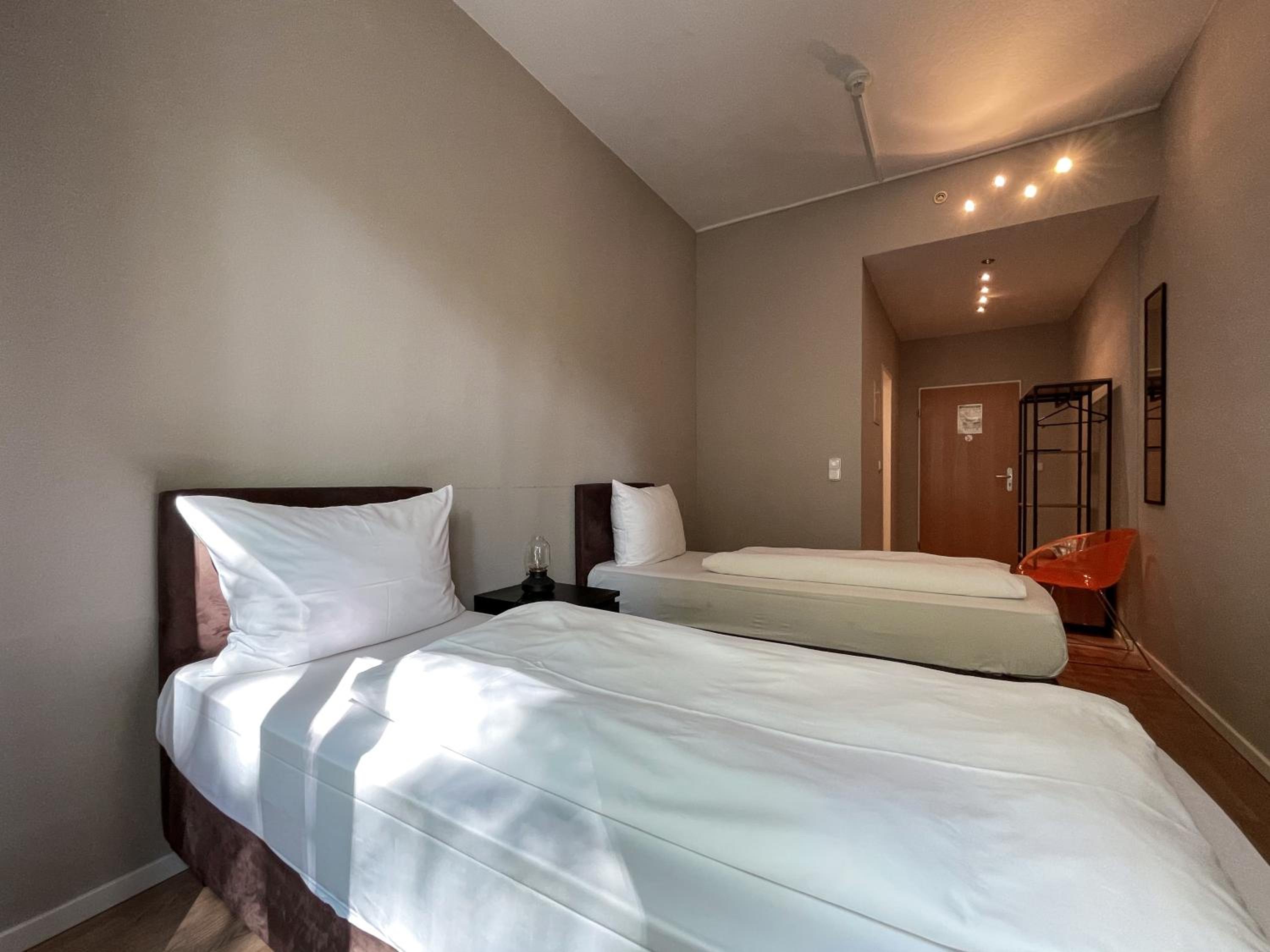 Twin Room - Photo 14