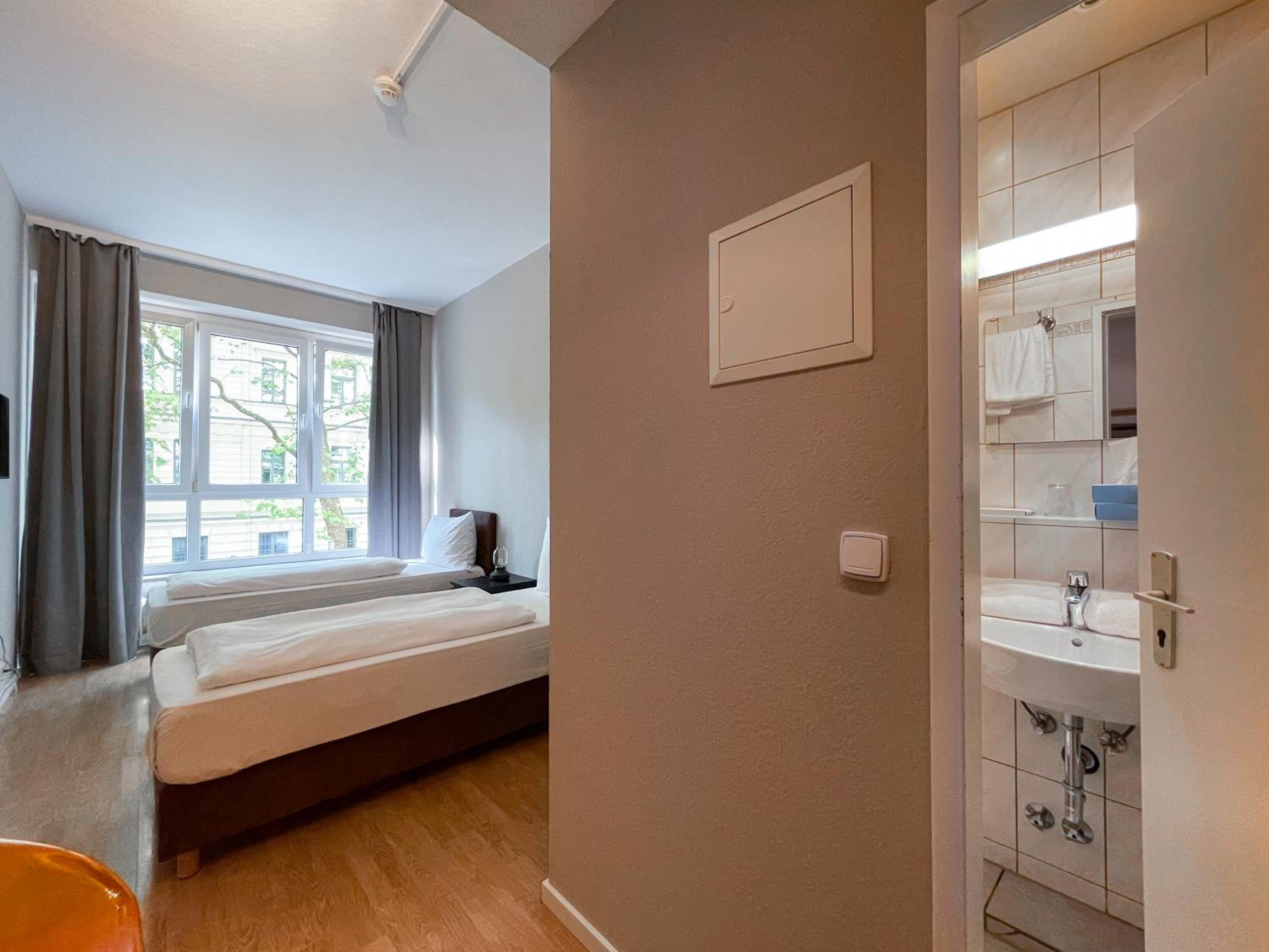 Twin Room - Photo 3