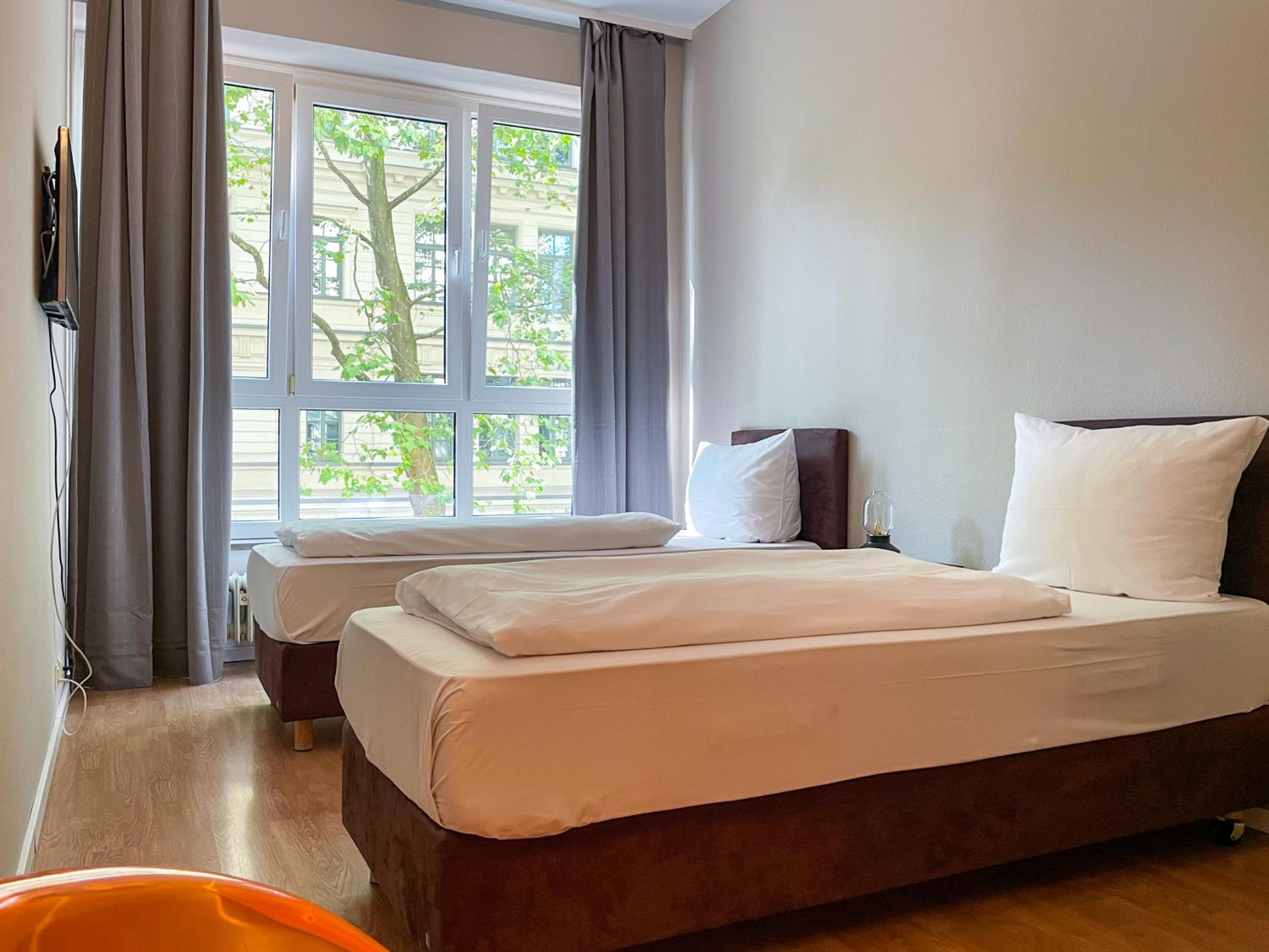 Twin Room - Photo 2