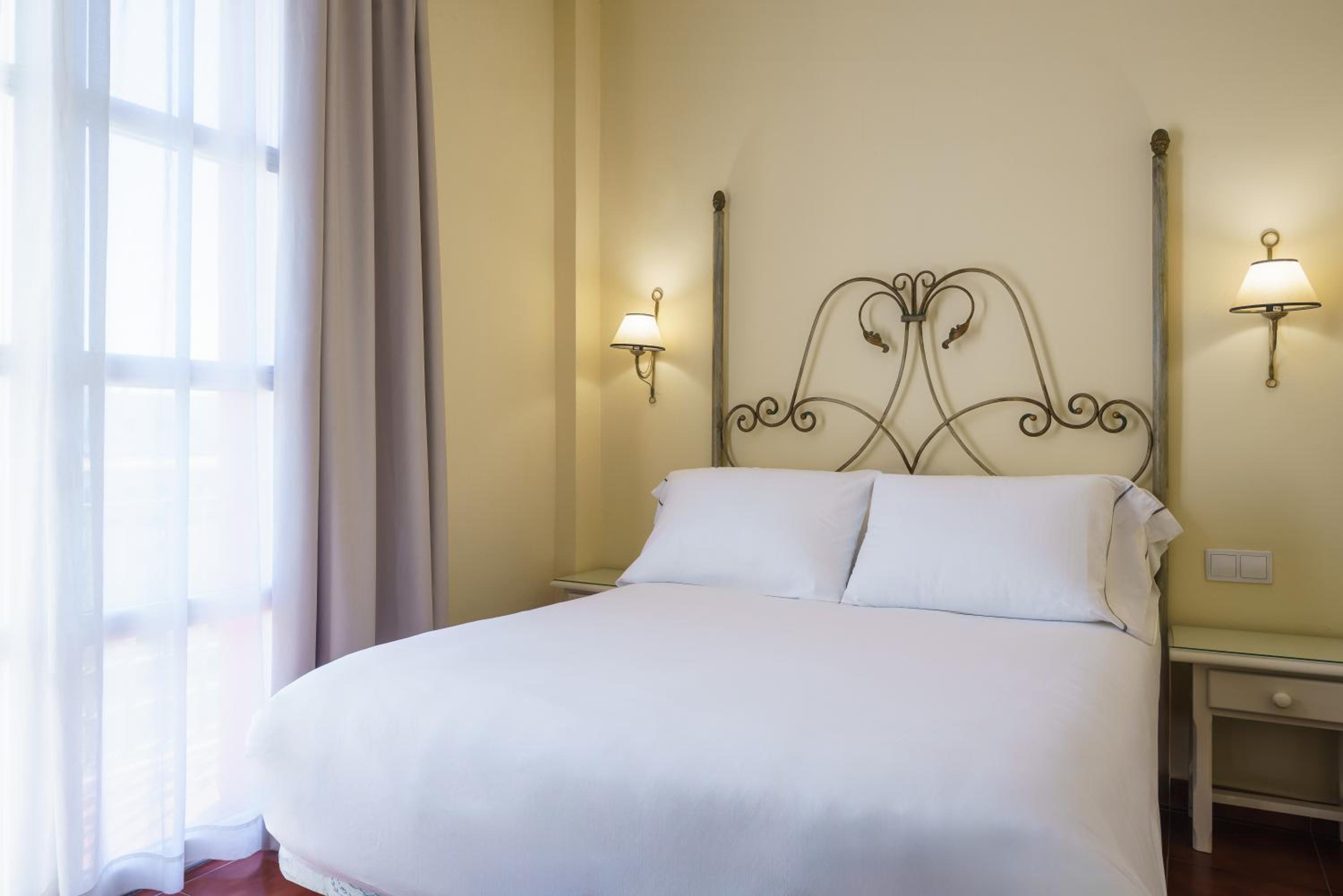 Double or Twin Room - Photo 6