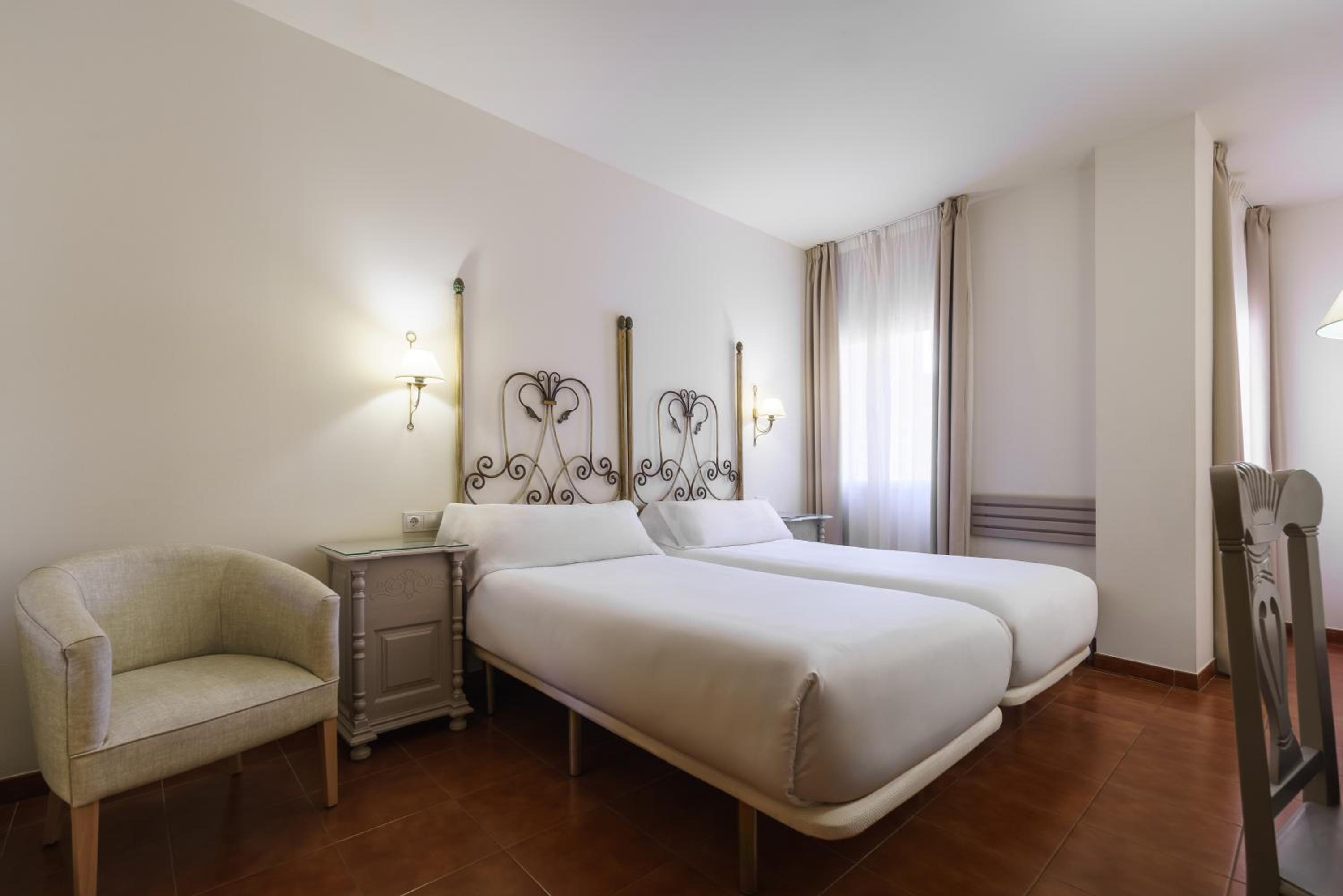 Double or Twin Room - Photo 2