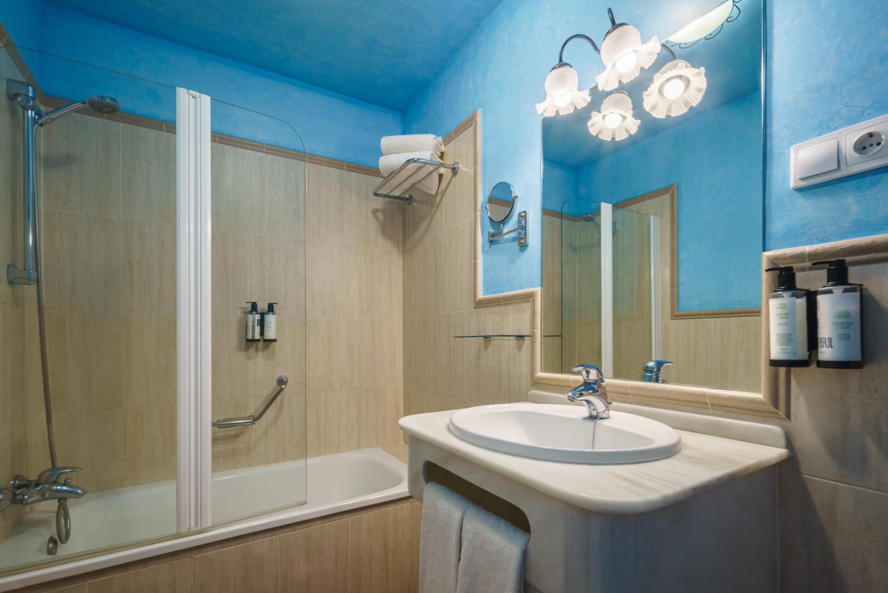 Double or Twin Room - Photo 3