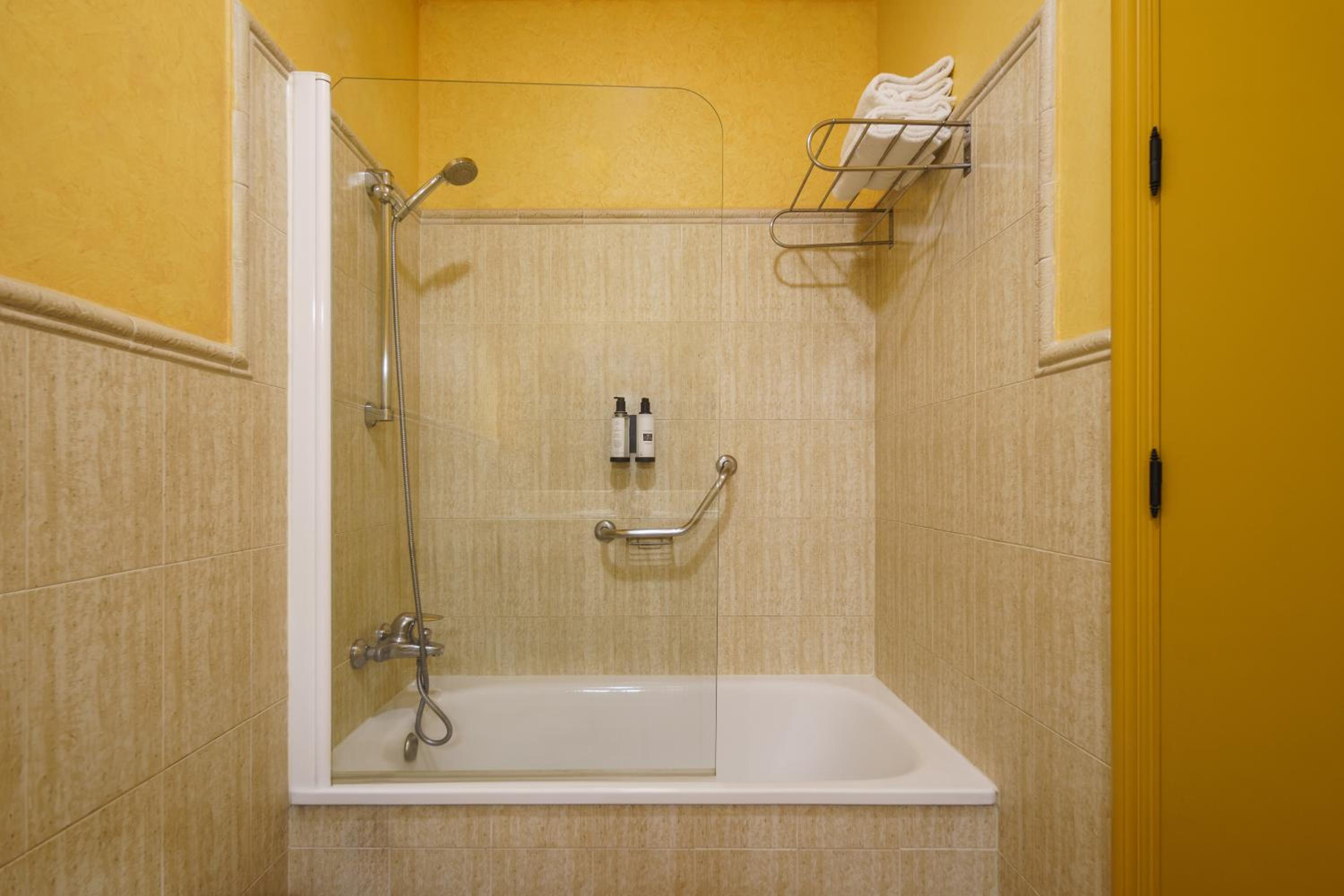 Double or Twin Room - Photo 4