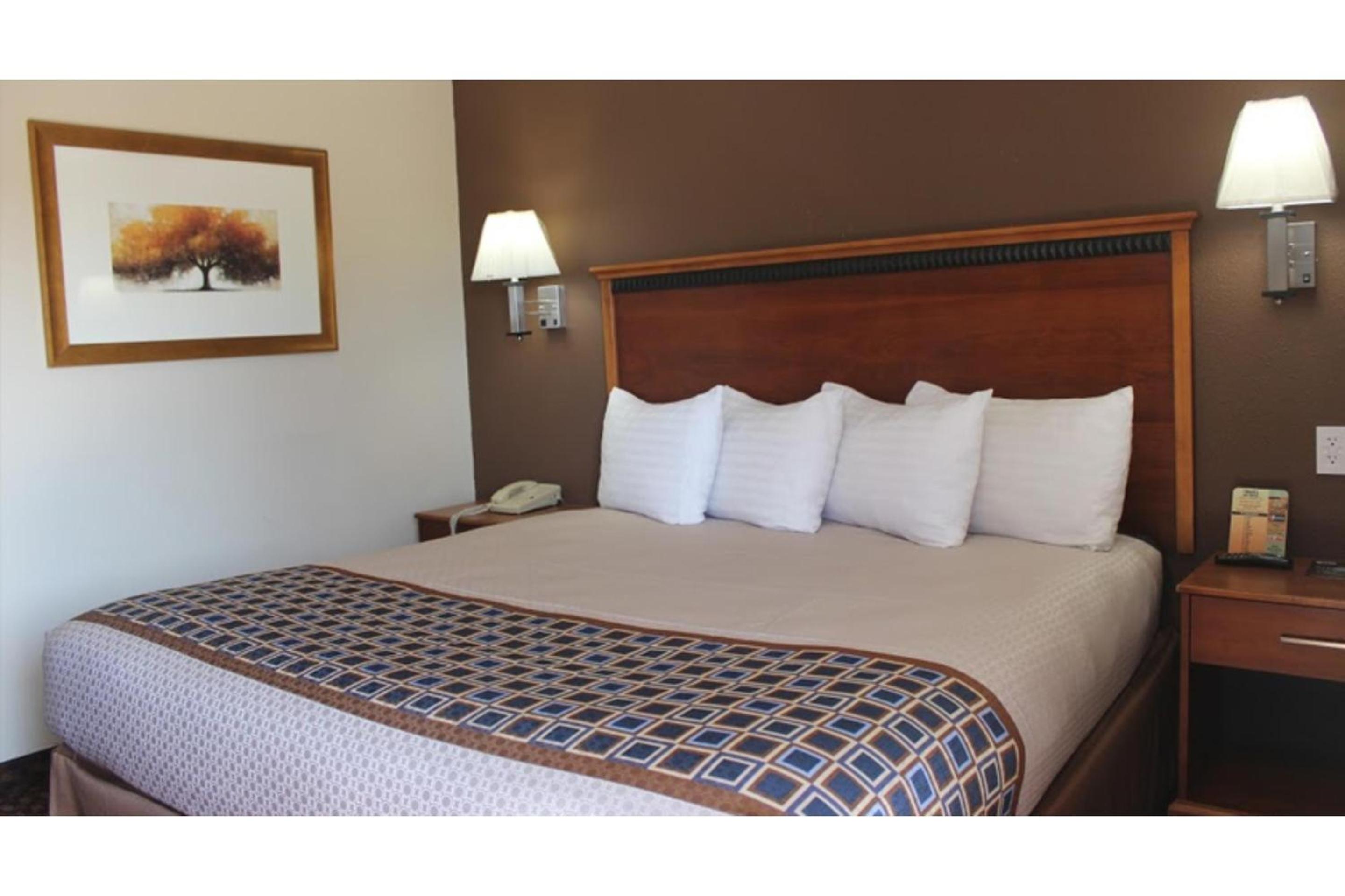 King Room - Non-Smoking - Photo 2