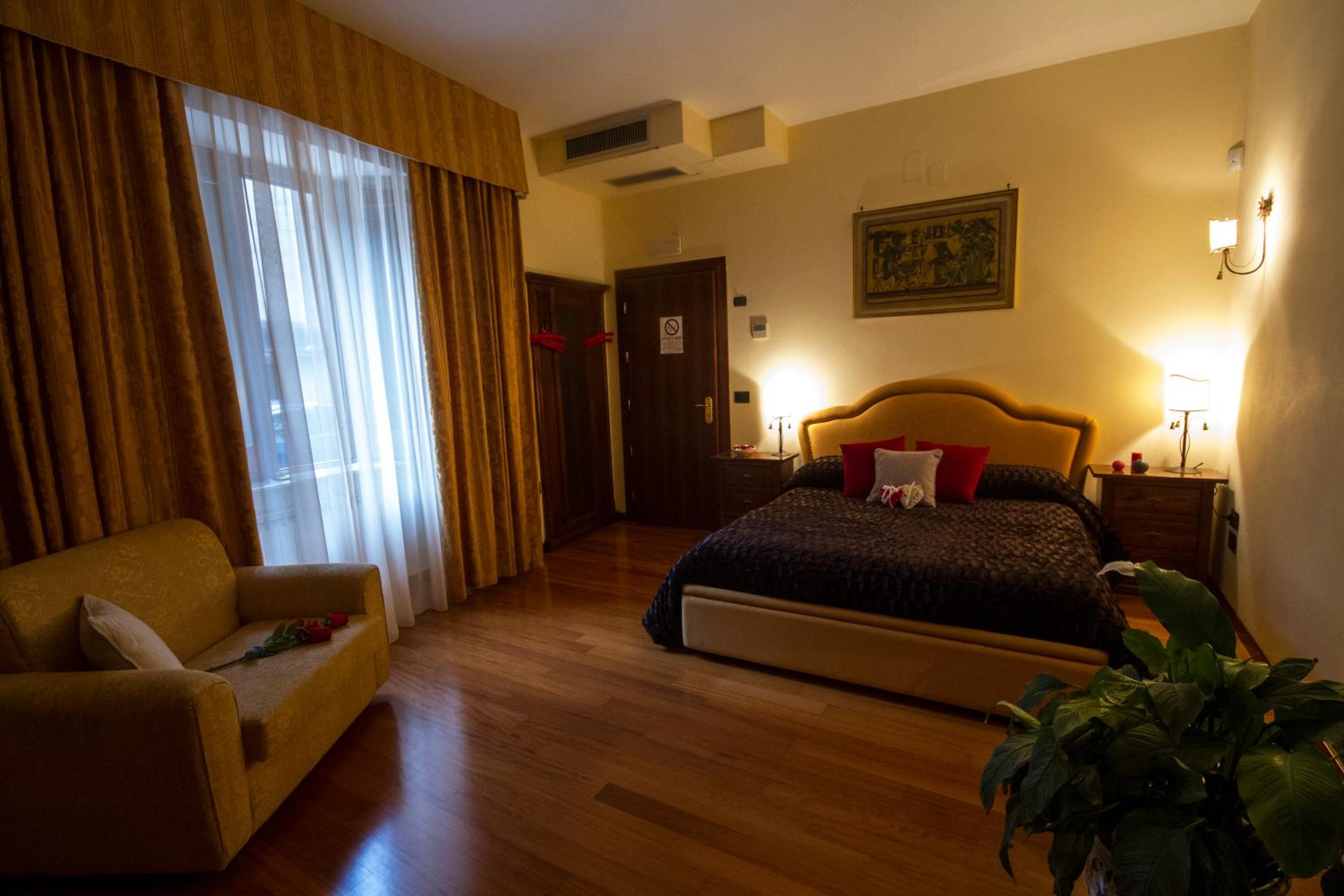 Luxury Triple Room - Photo 8