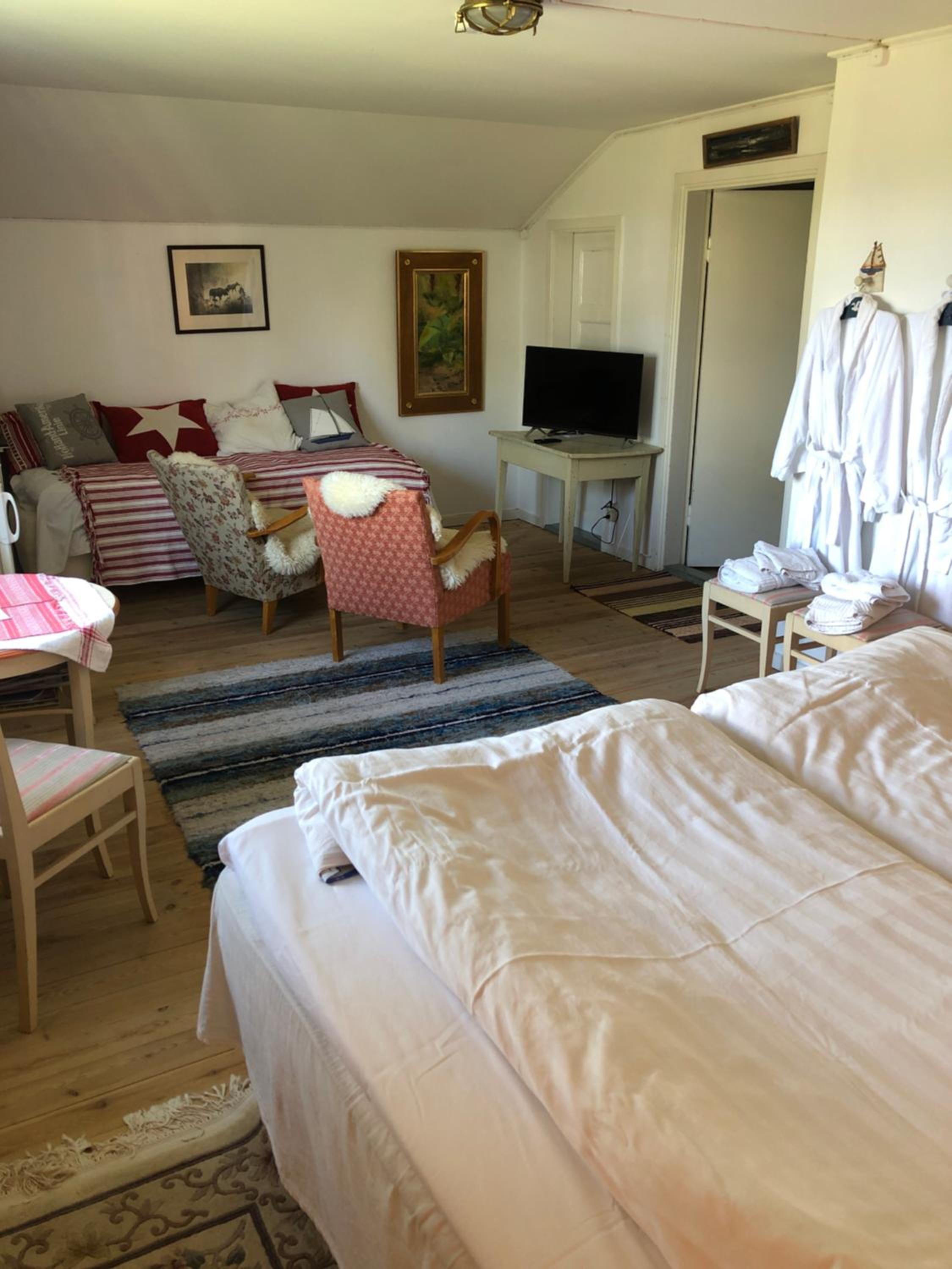 Deluxe Double Room with Shower - Photo 3