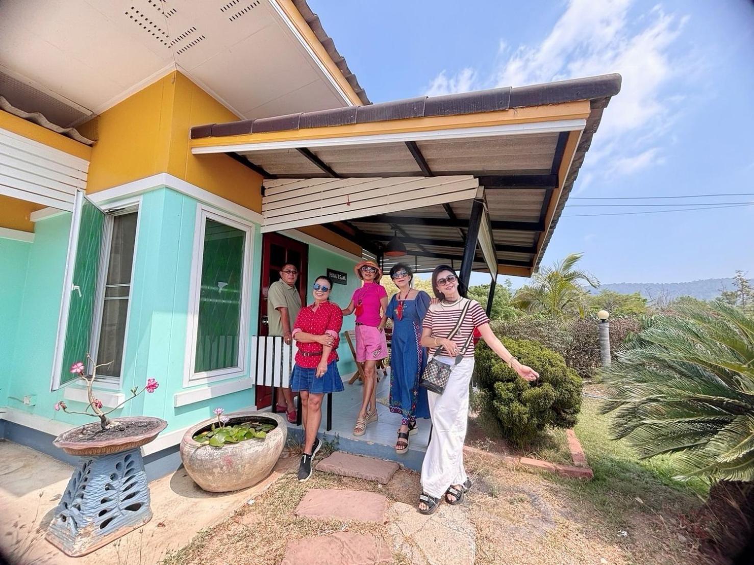Family Bungalow with Mountain View - Photo 12