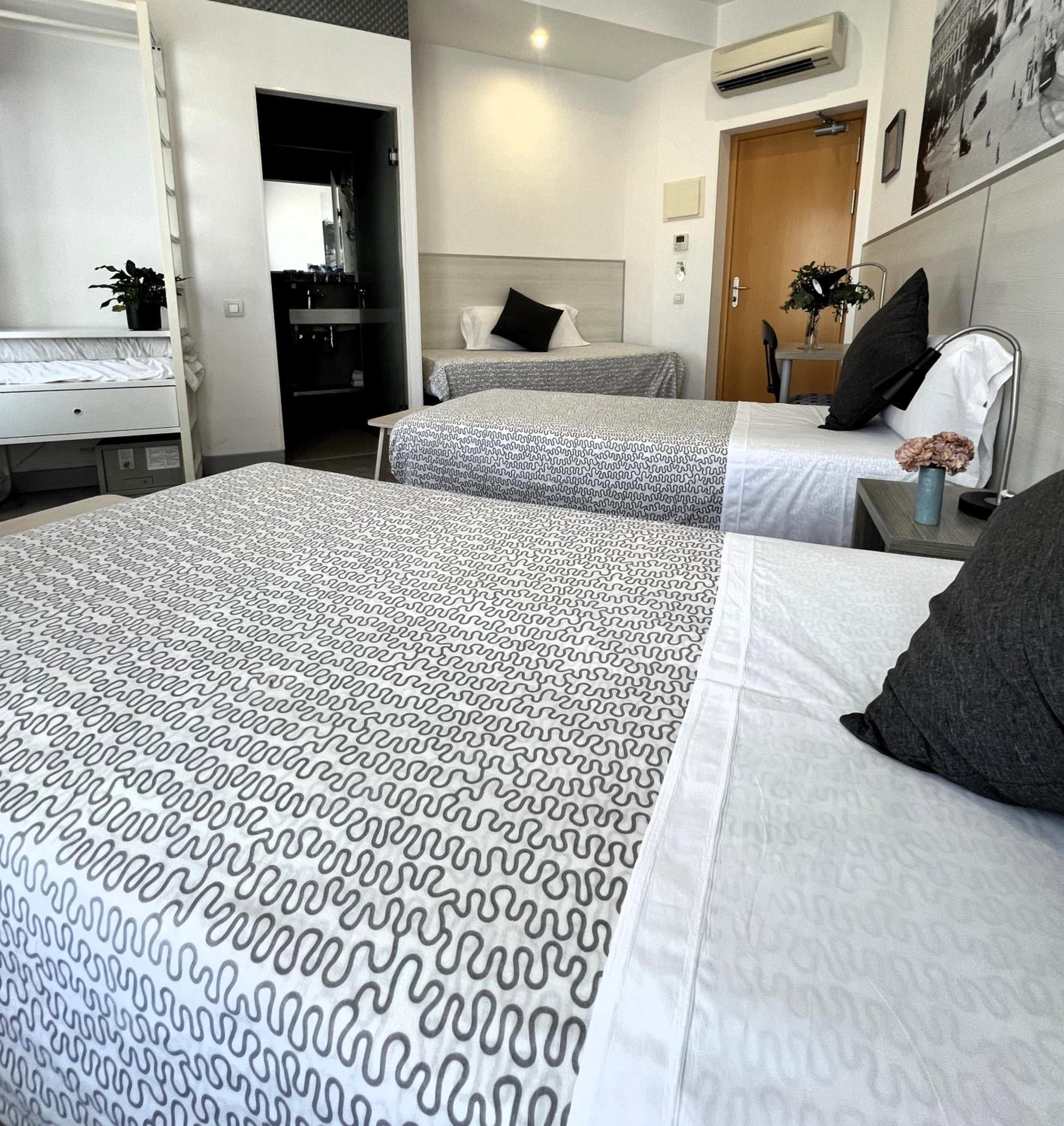 Triple Room thumbnail 6