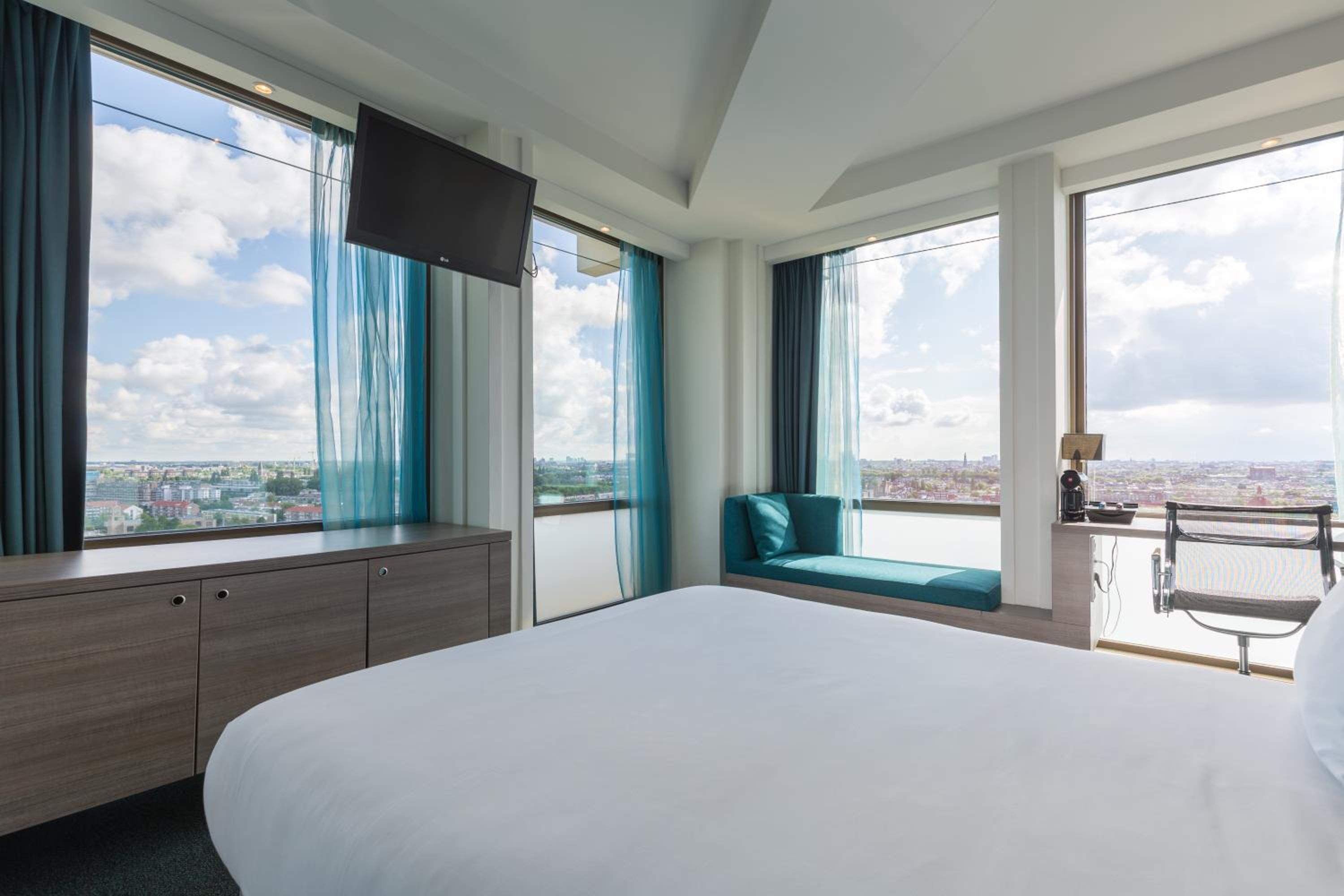 Deluxe Room 1 Queen Bed Corner View