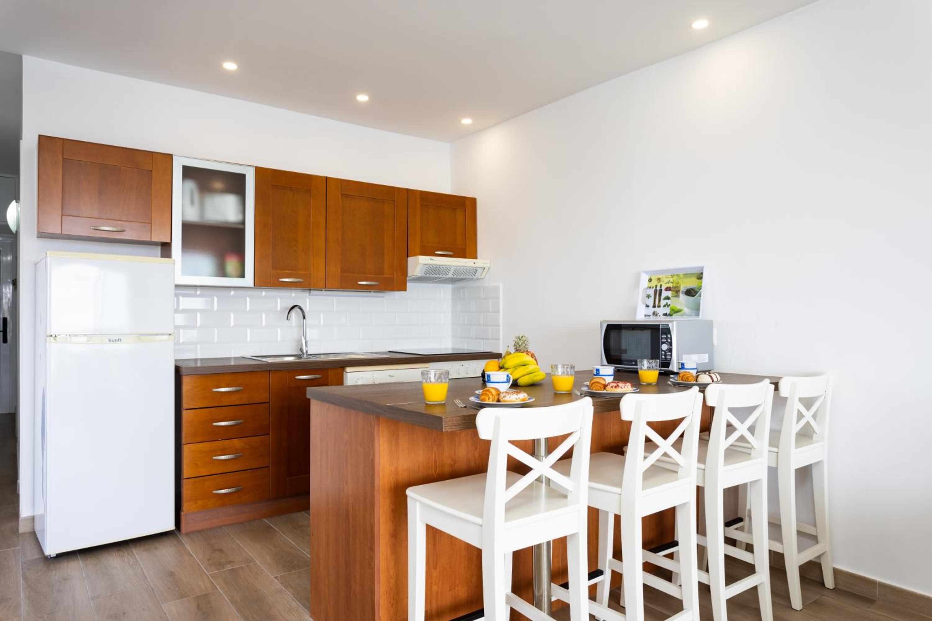 Apartment with Sea View - Photo 10