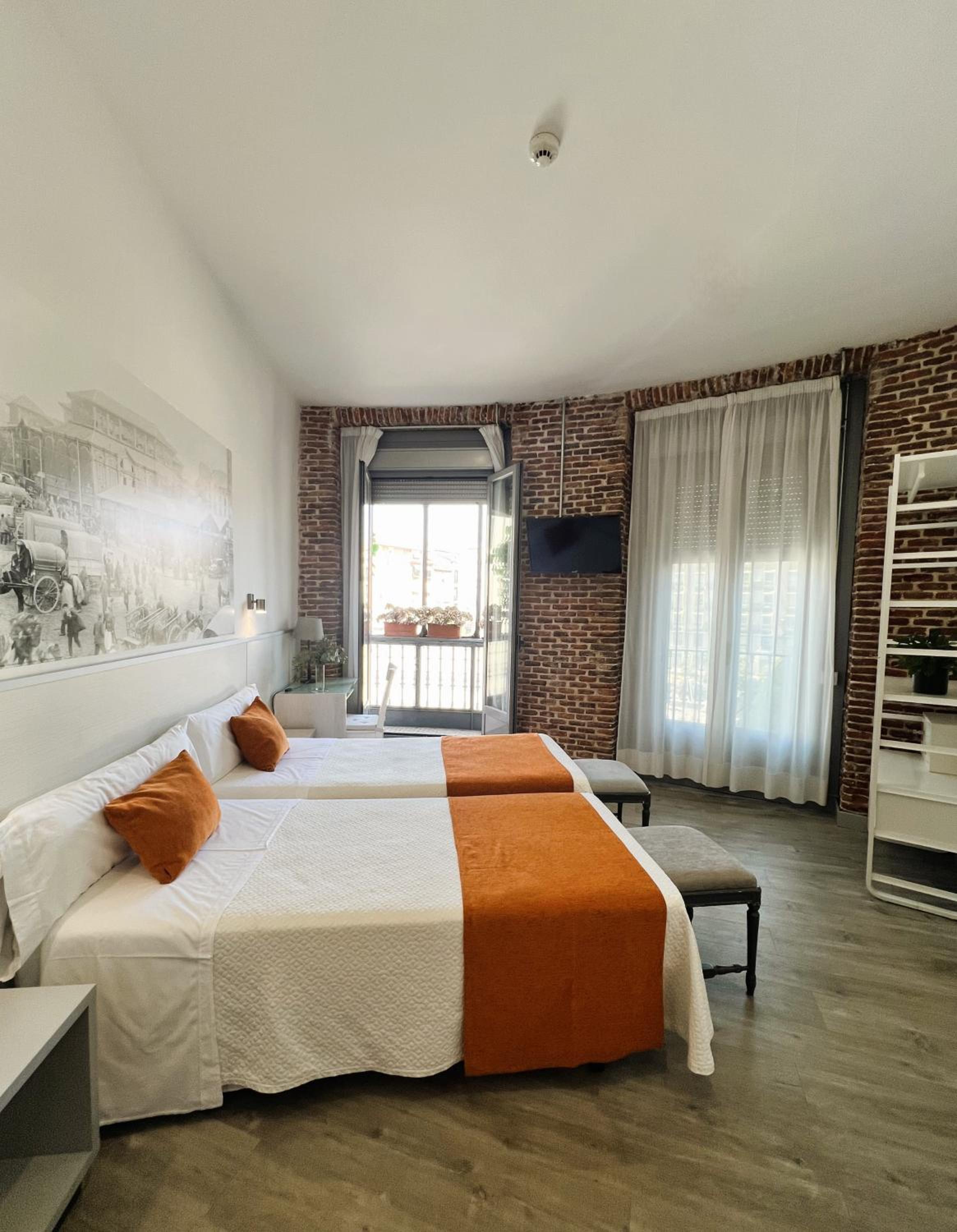 Double or Twin Room with City View thumbnail 5