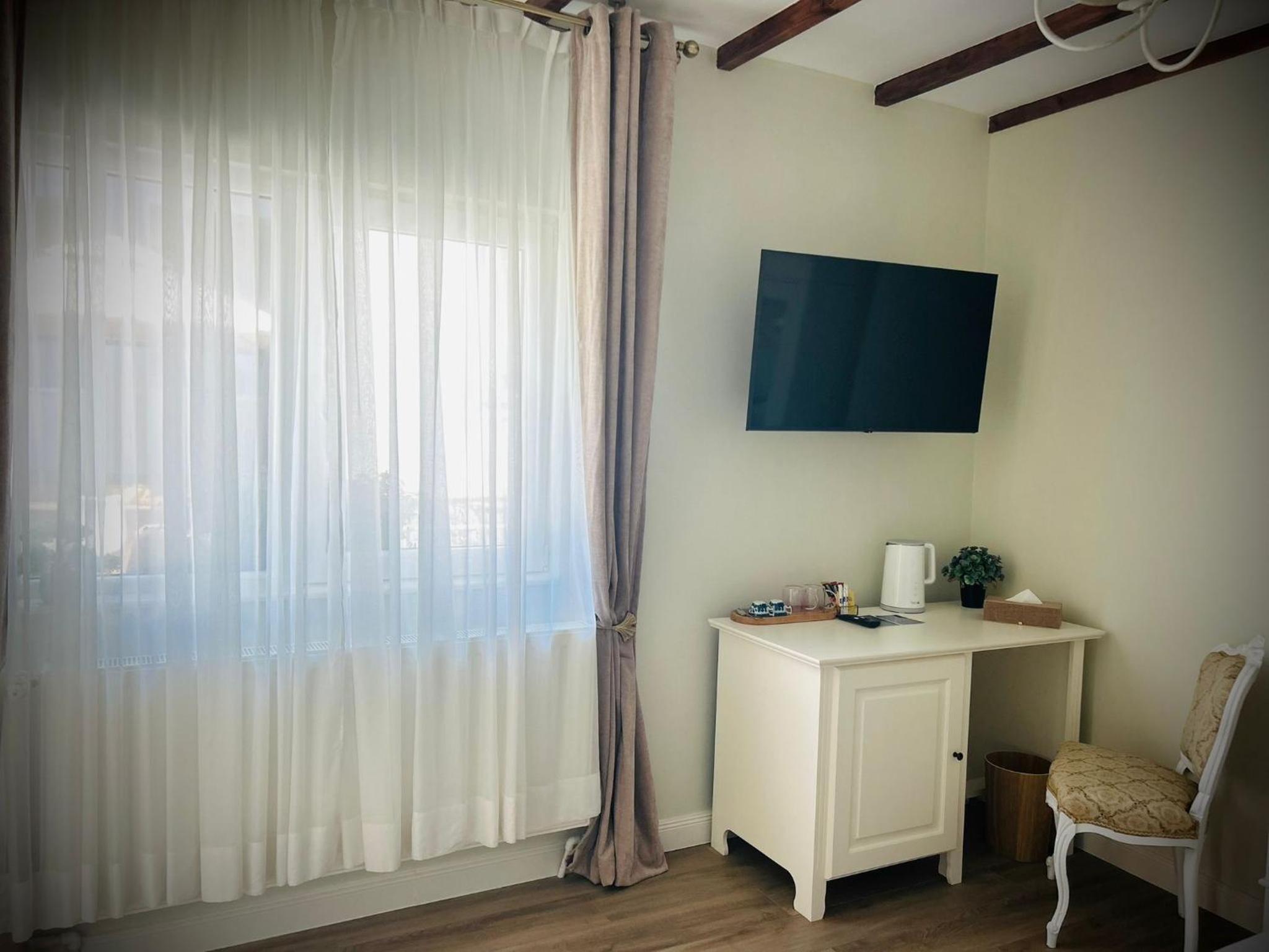 Deluxe Double Room (2 Adults + 1 Child) photo 2
