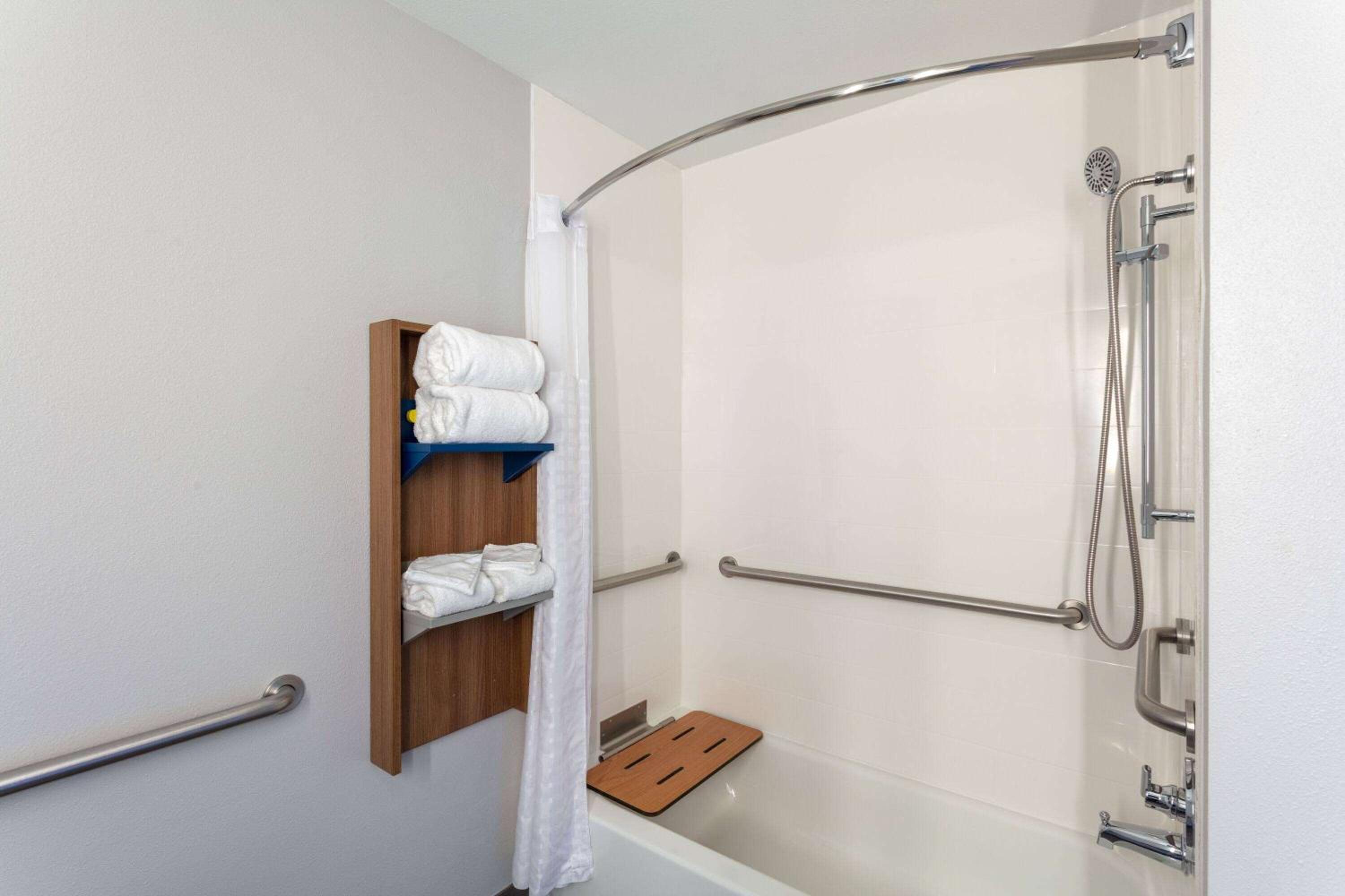 Queen Suite - Mobility Access/Non-Smoking - Photo 10