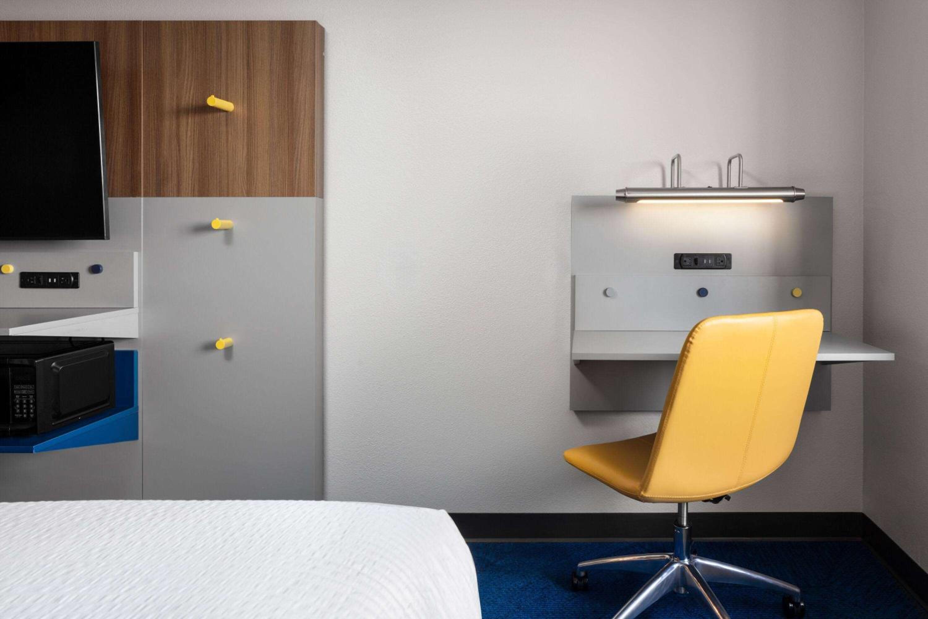 Queen Suite - Mobility Access/Non-Smoking - Photo 1