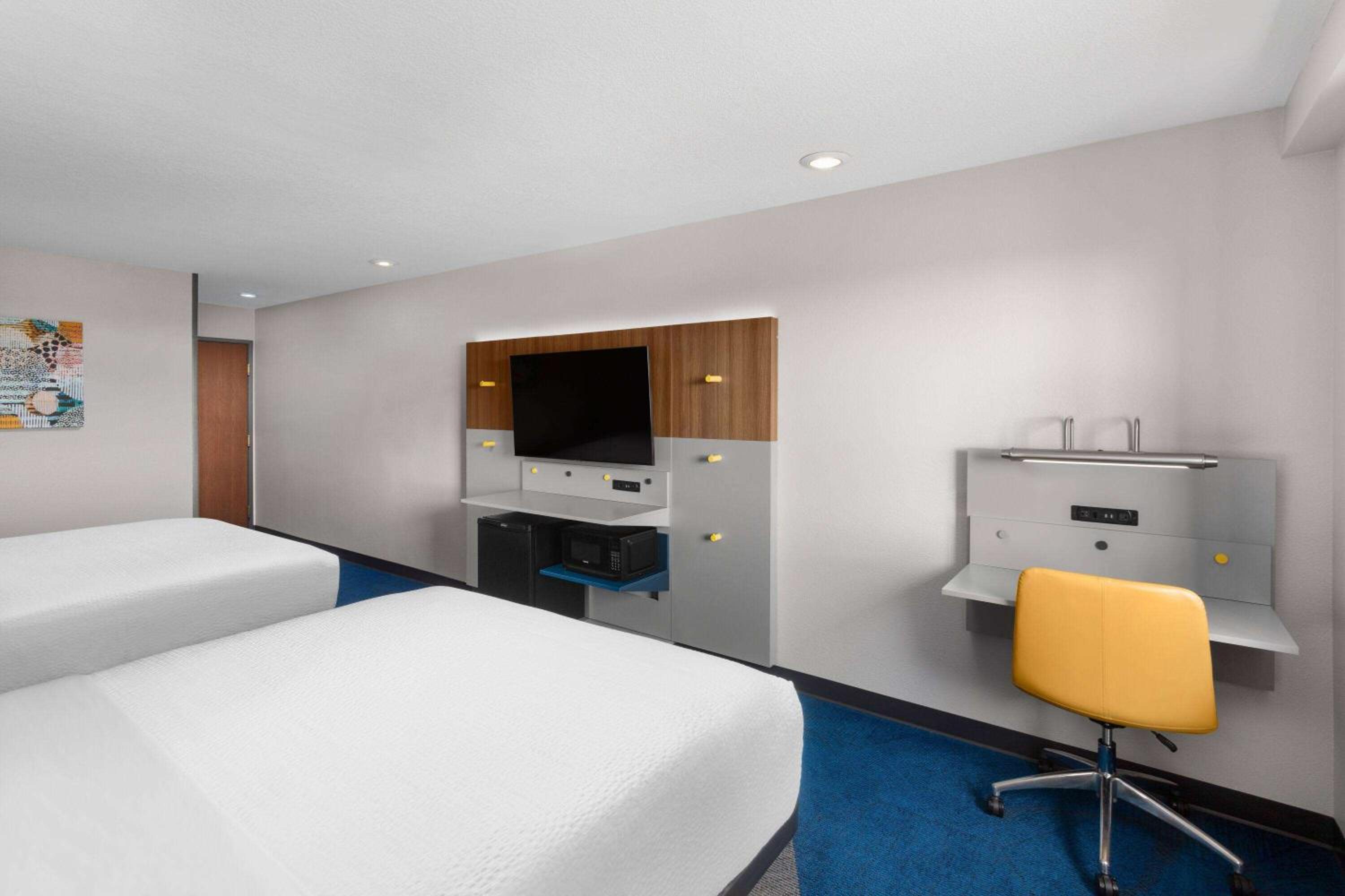 Queen Room with Two Queen Beds - Non-Smoking - Photo 6