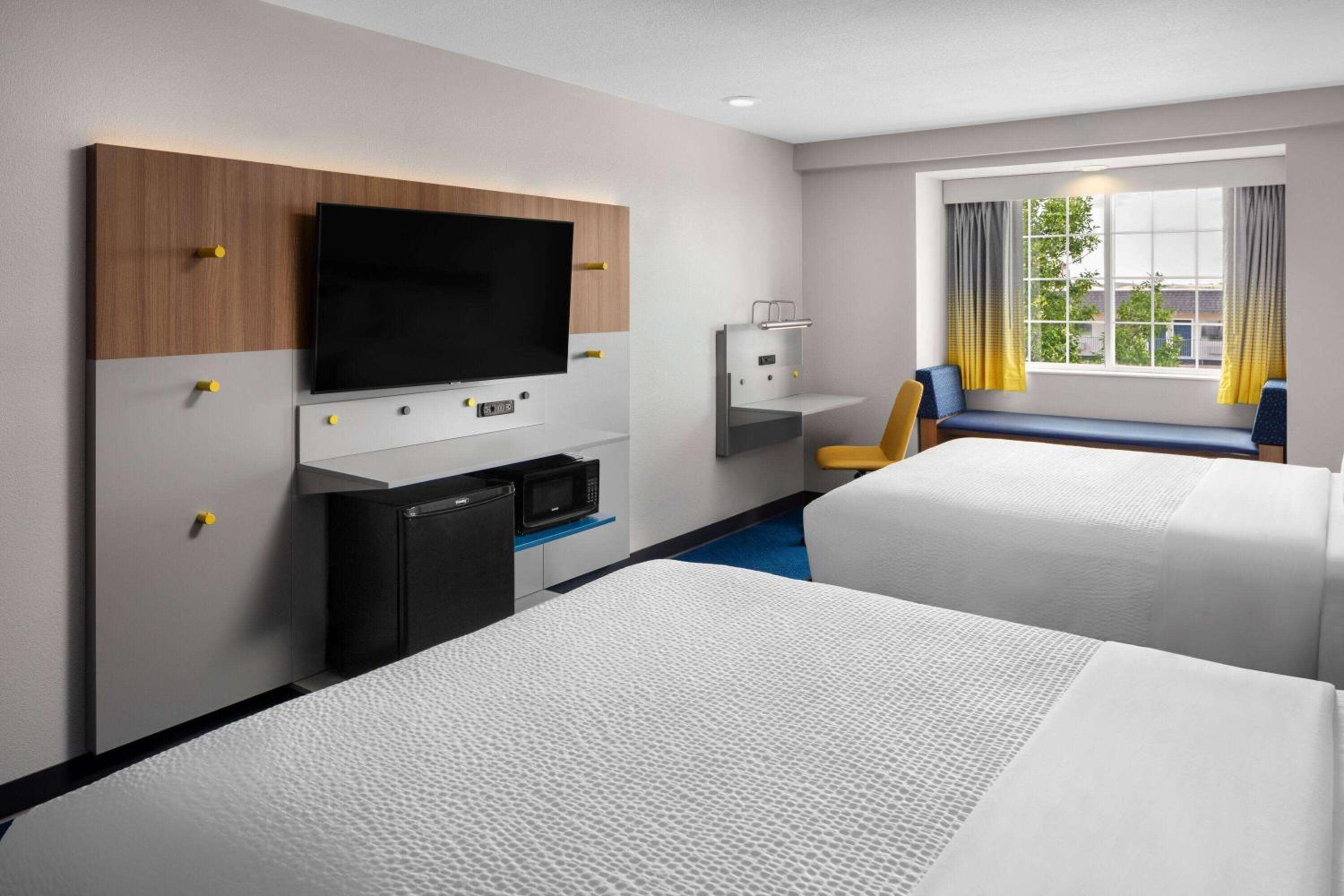 Queen Room with Two Queen Beds - Non-Smoking - Photo 7