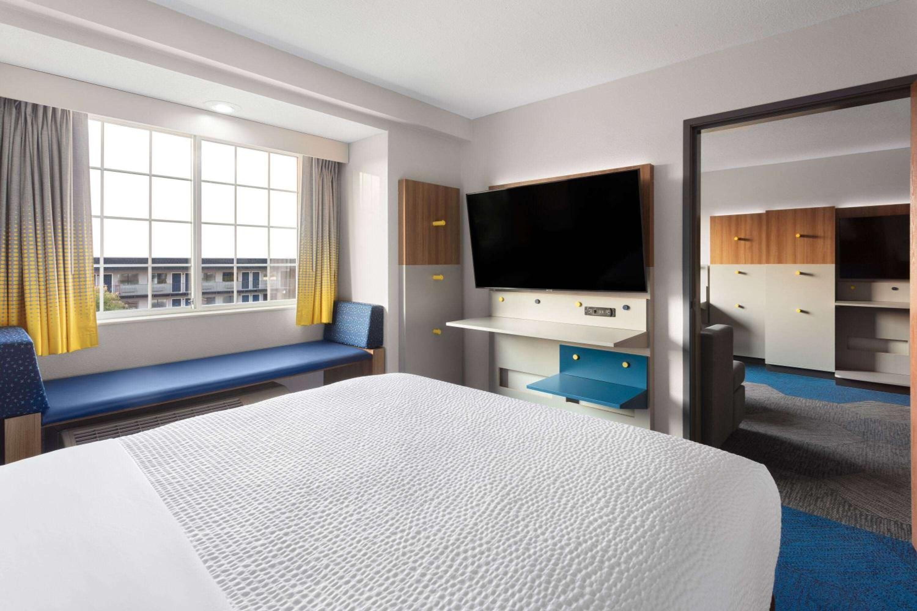 Family Suite 2 Queen Beds Non Smoking - Photo 8