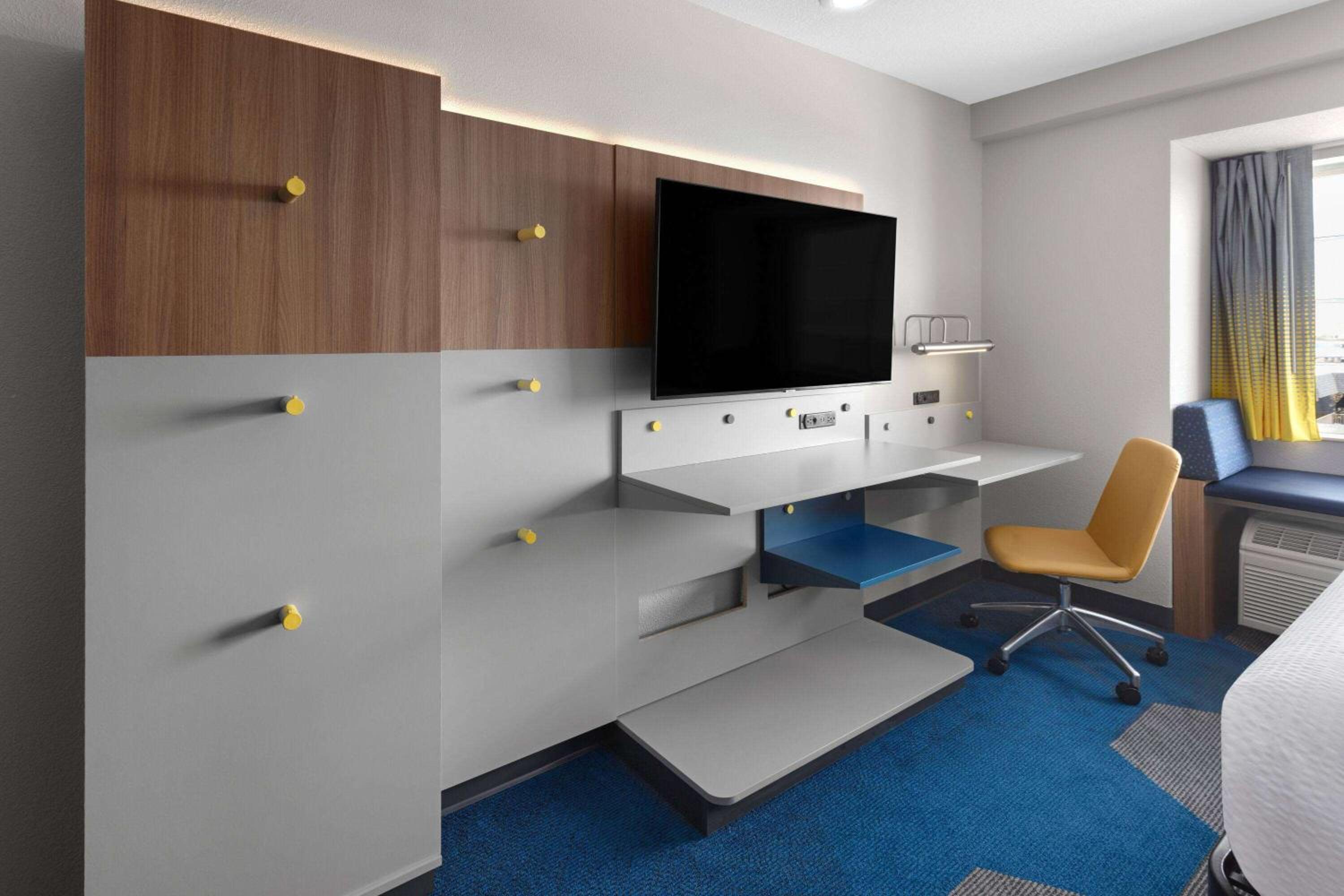 Queen Suite - Mobility Access/Non-Smoking - Photo 5