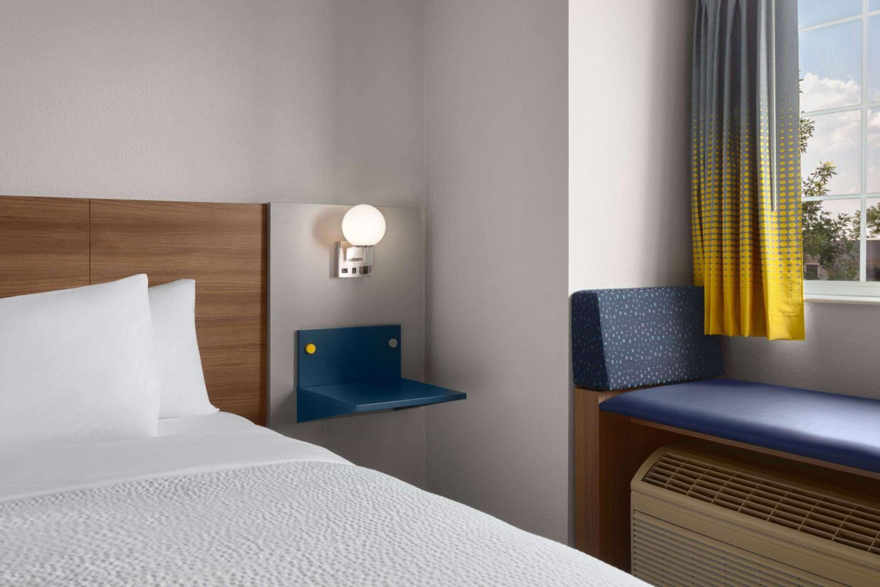 Queen Suite - Mobility Access/Non-Smoking - Photo 2