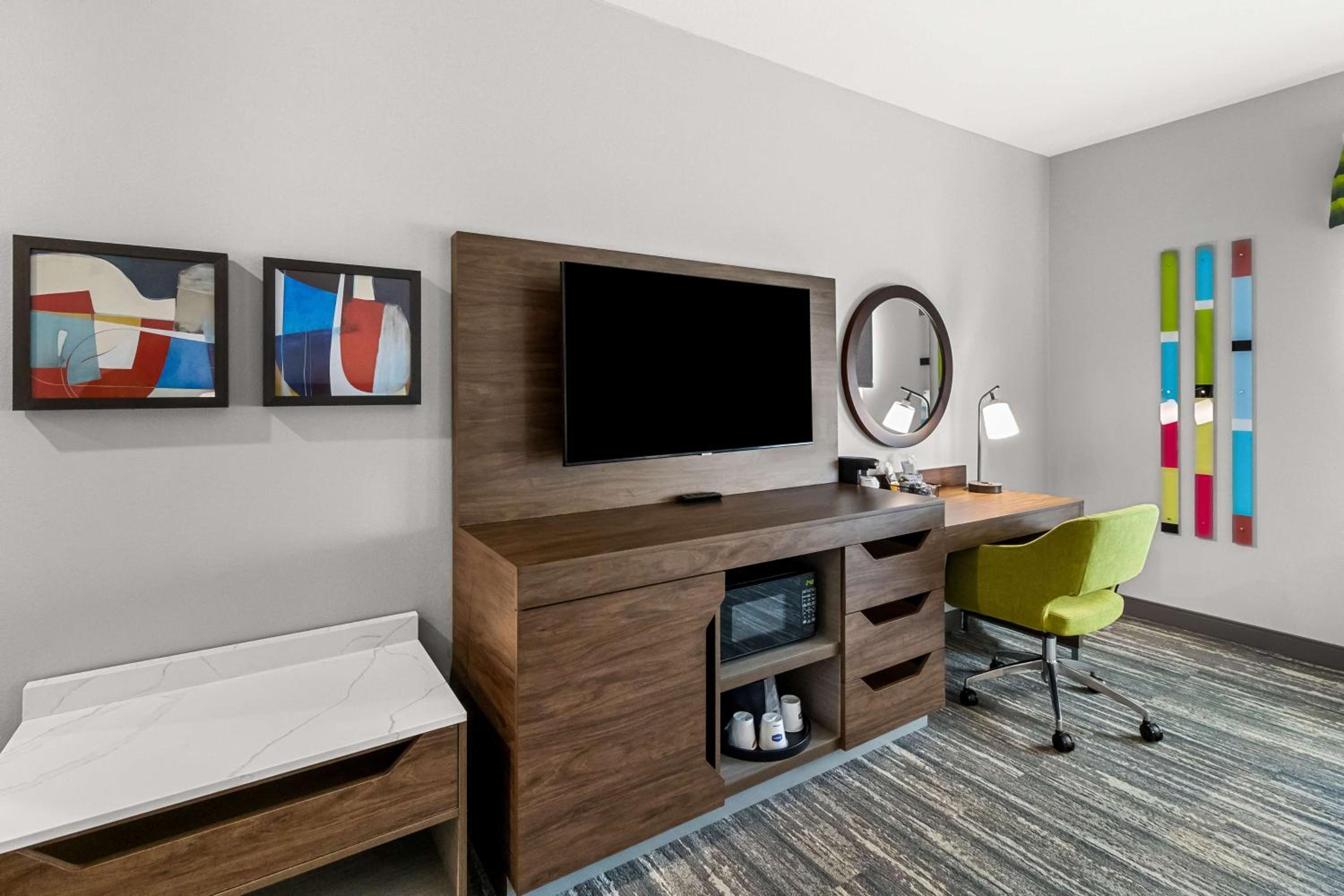 King Room with Sofa Bed - Photo 10