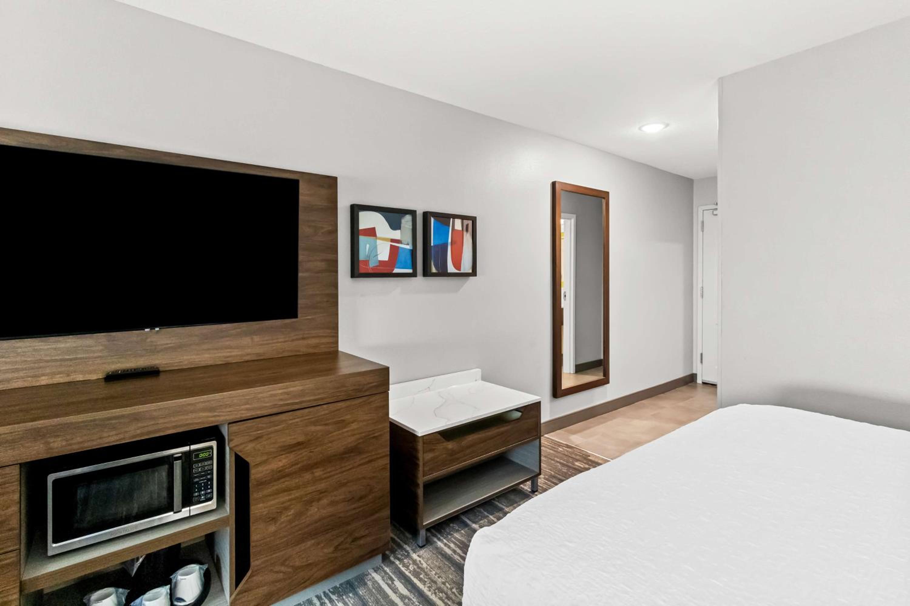 Queen Room with Two Queen Beds - Photo 2