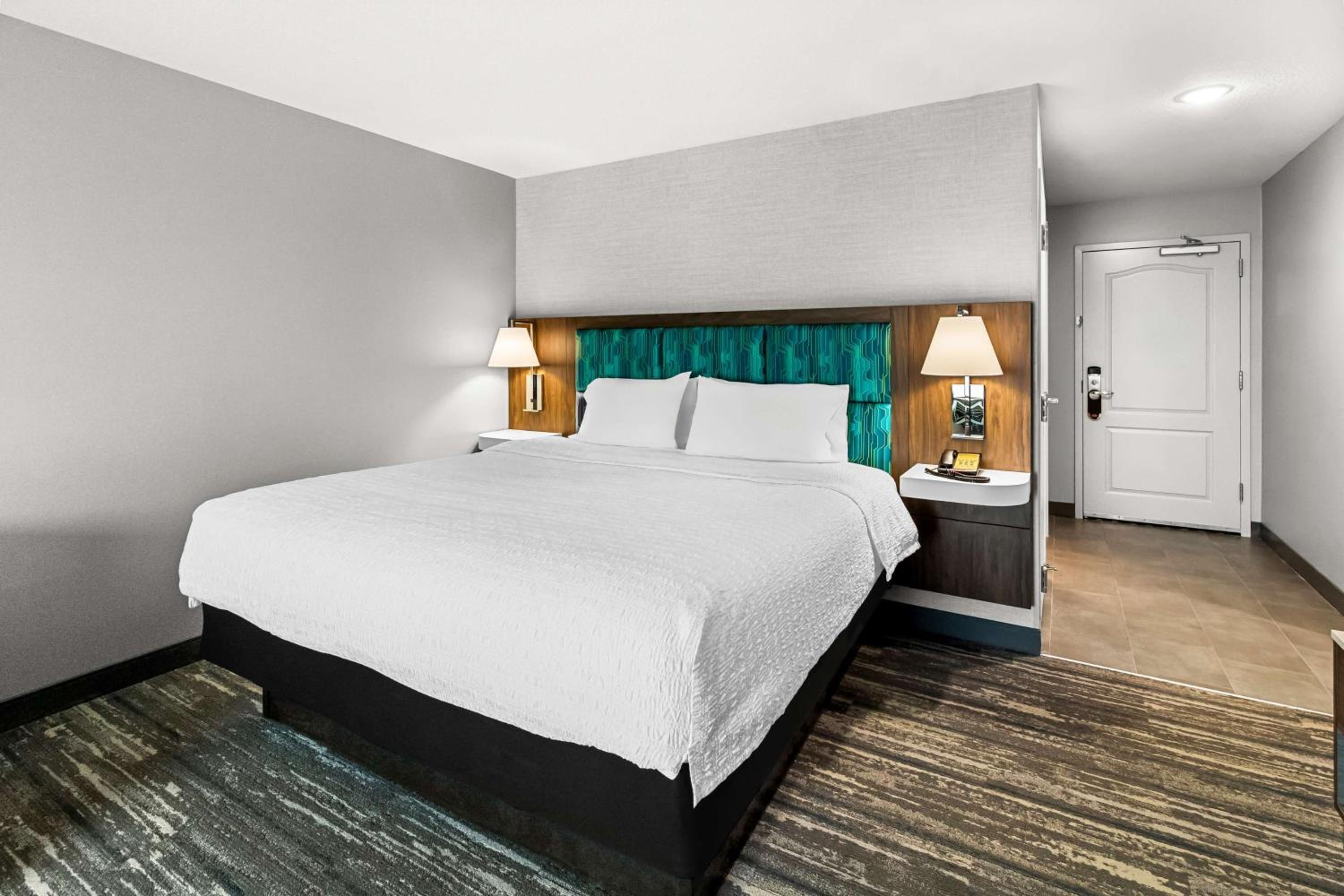 King Room with Sofa Bed - Photo 5